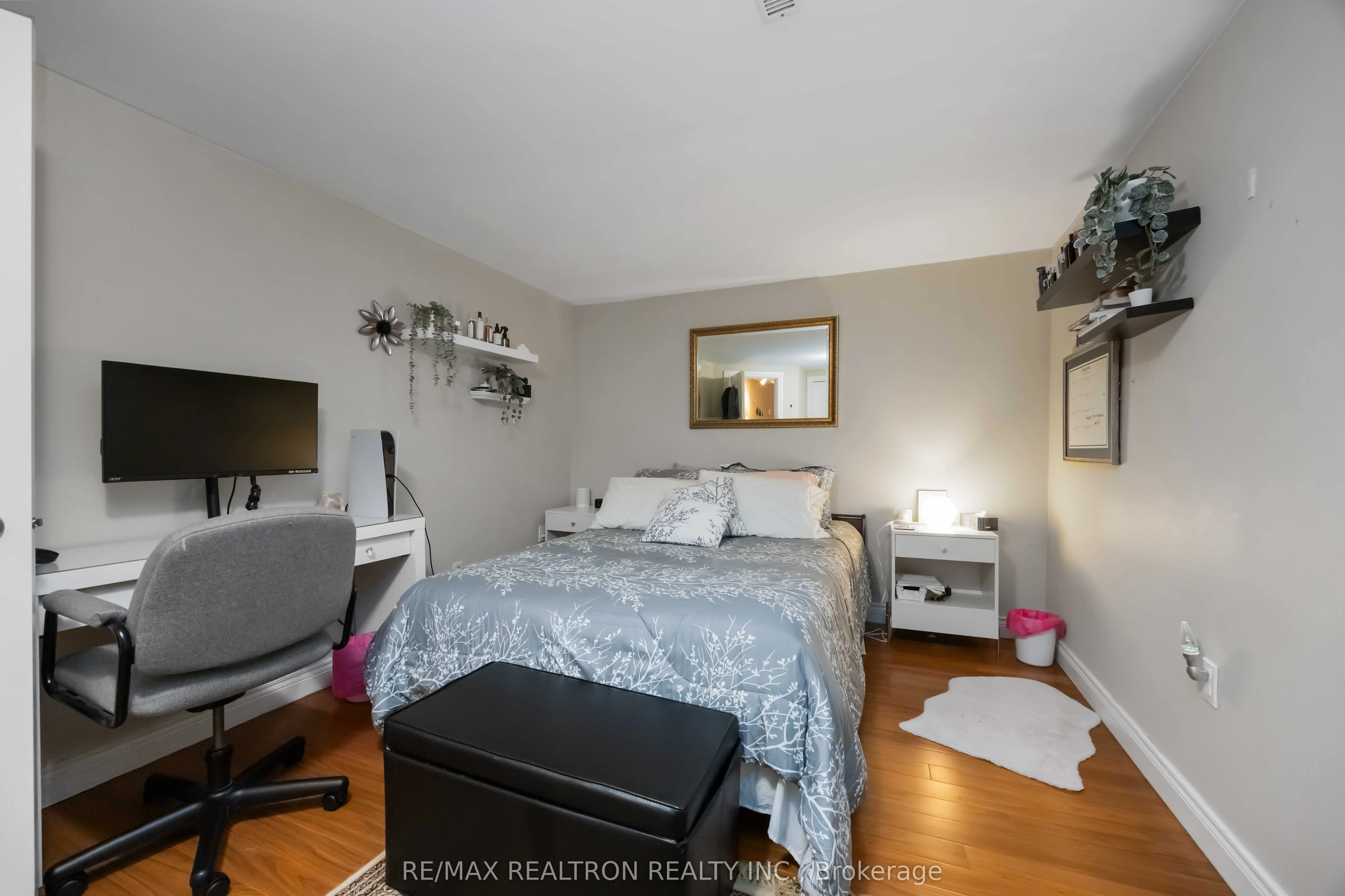 6 Amberglen Court