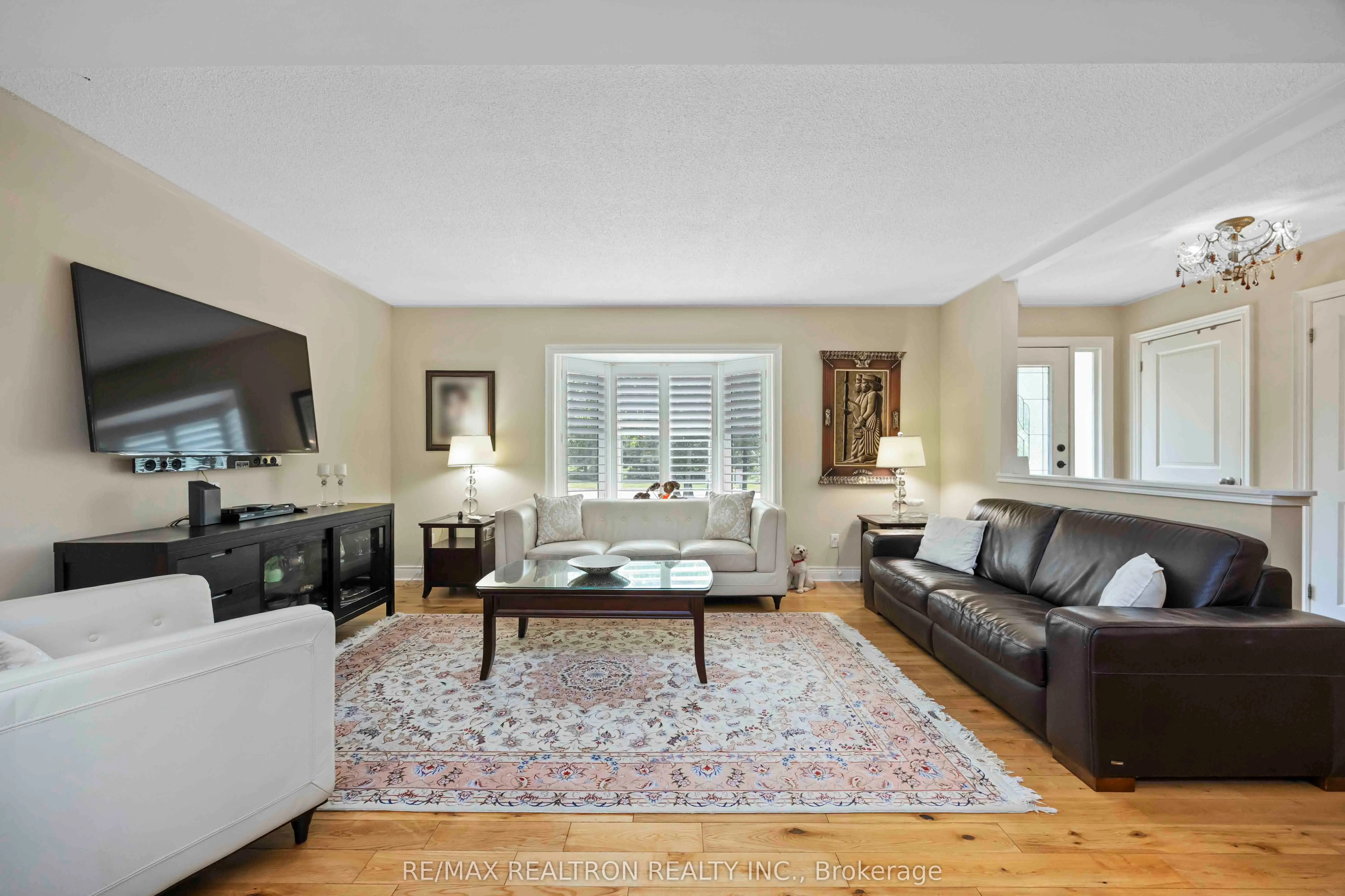 6 Amberglen Court