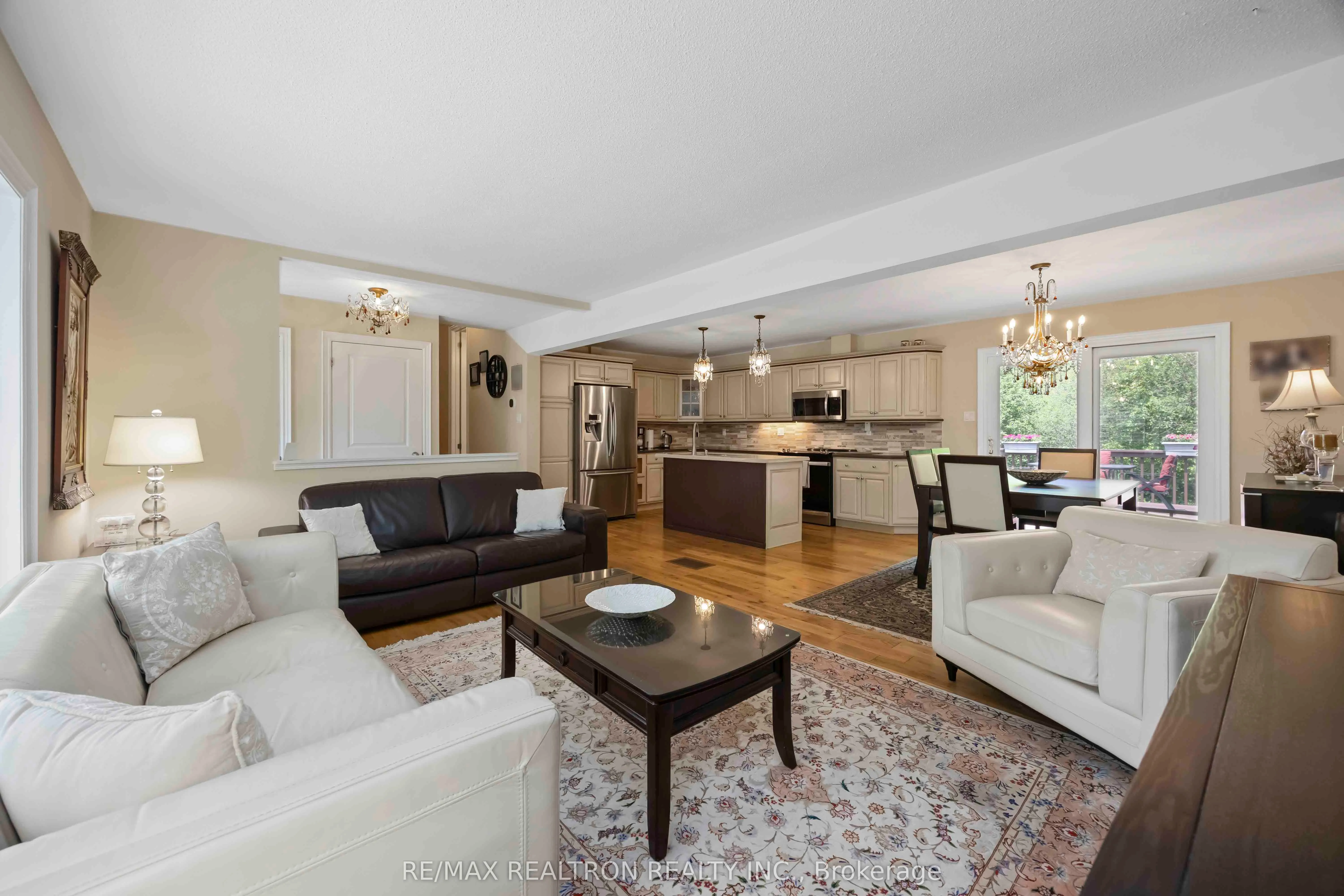 6 Amberglen Court