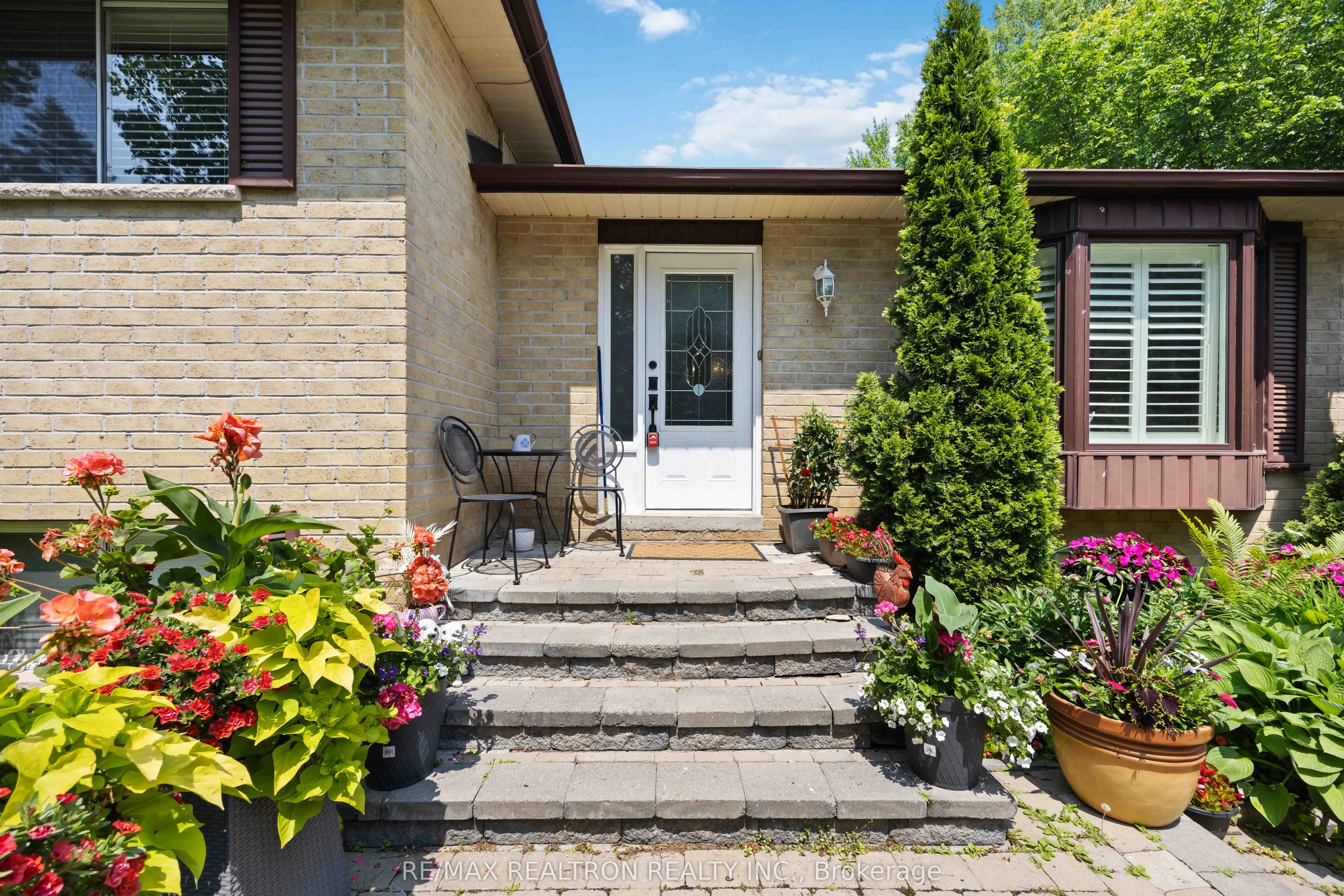 6 Amberglen Court