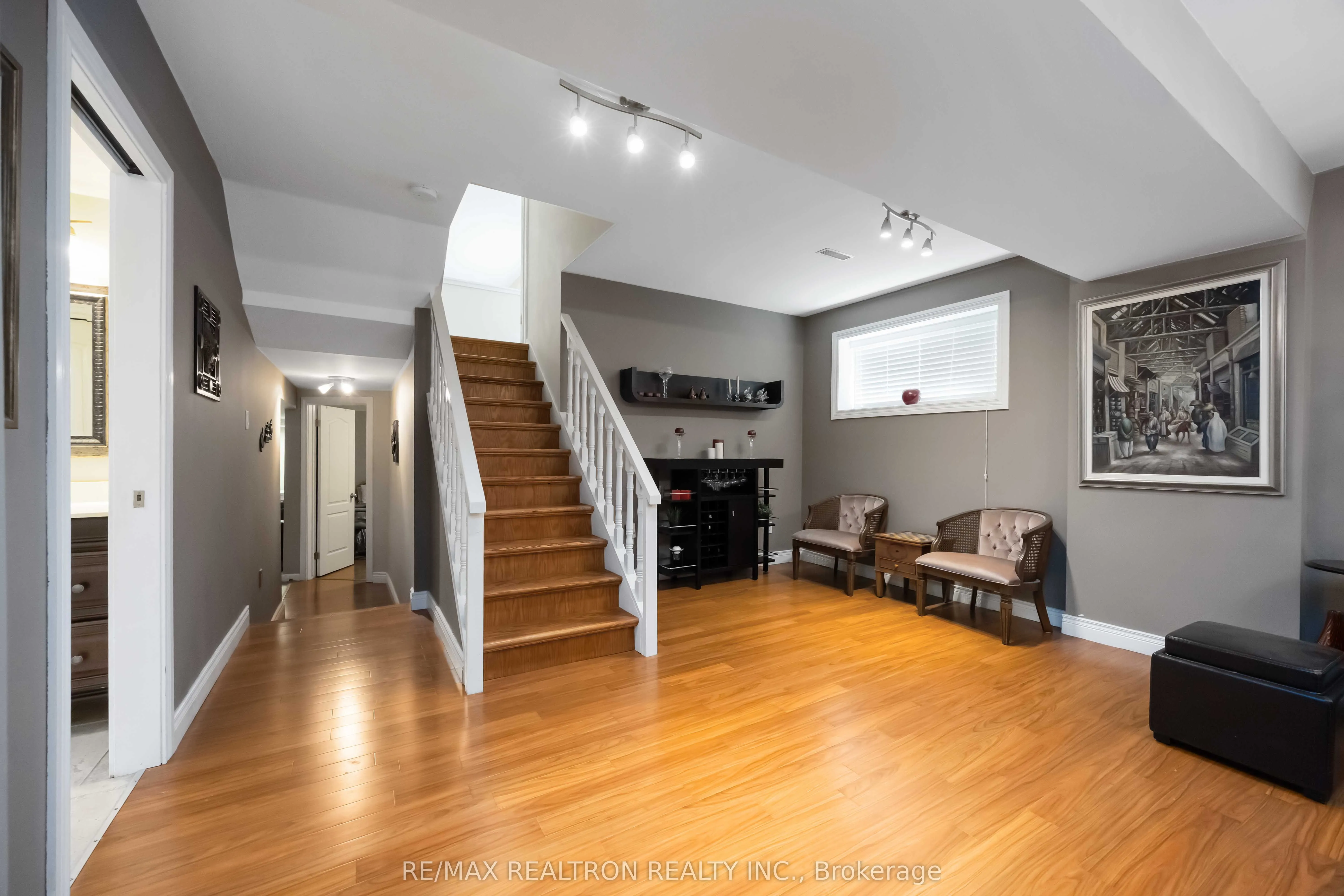 6 Amberglen Court