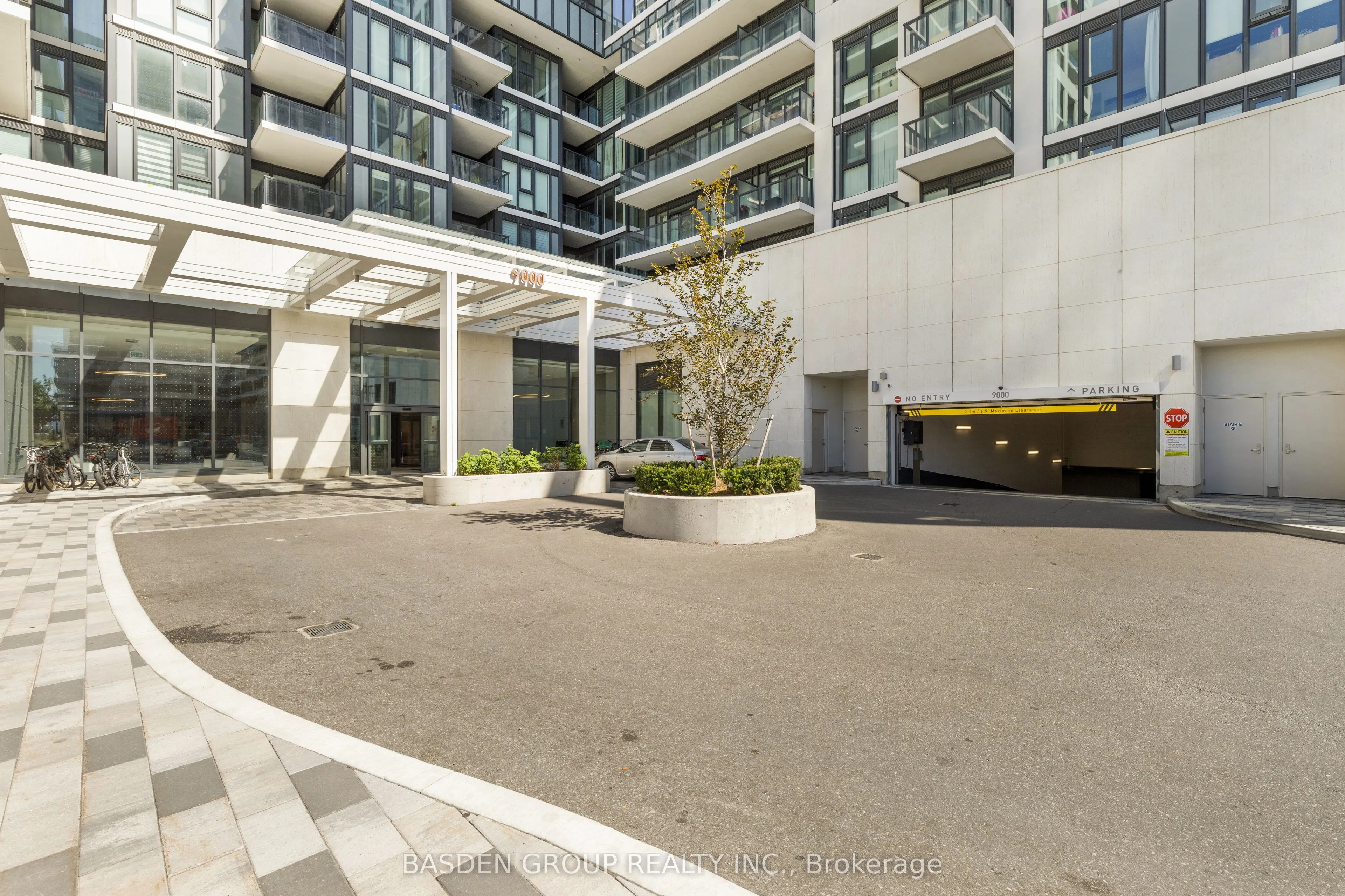 9000 Jane Street, #814
