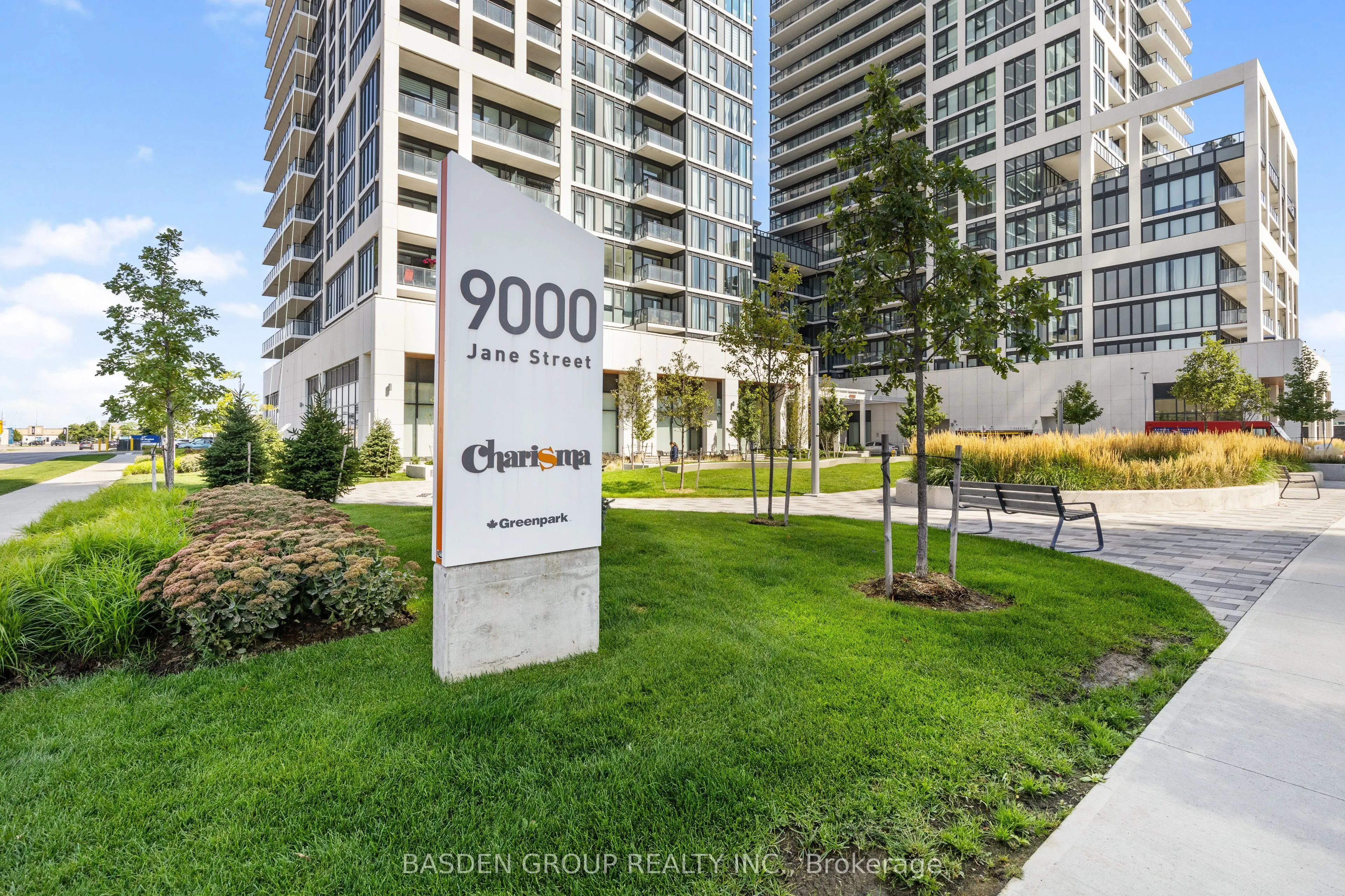 9000 Jane Street, #814