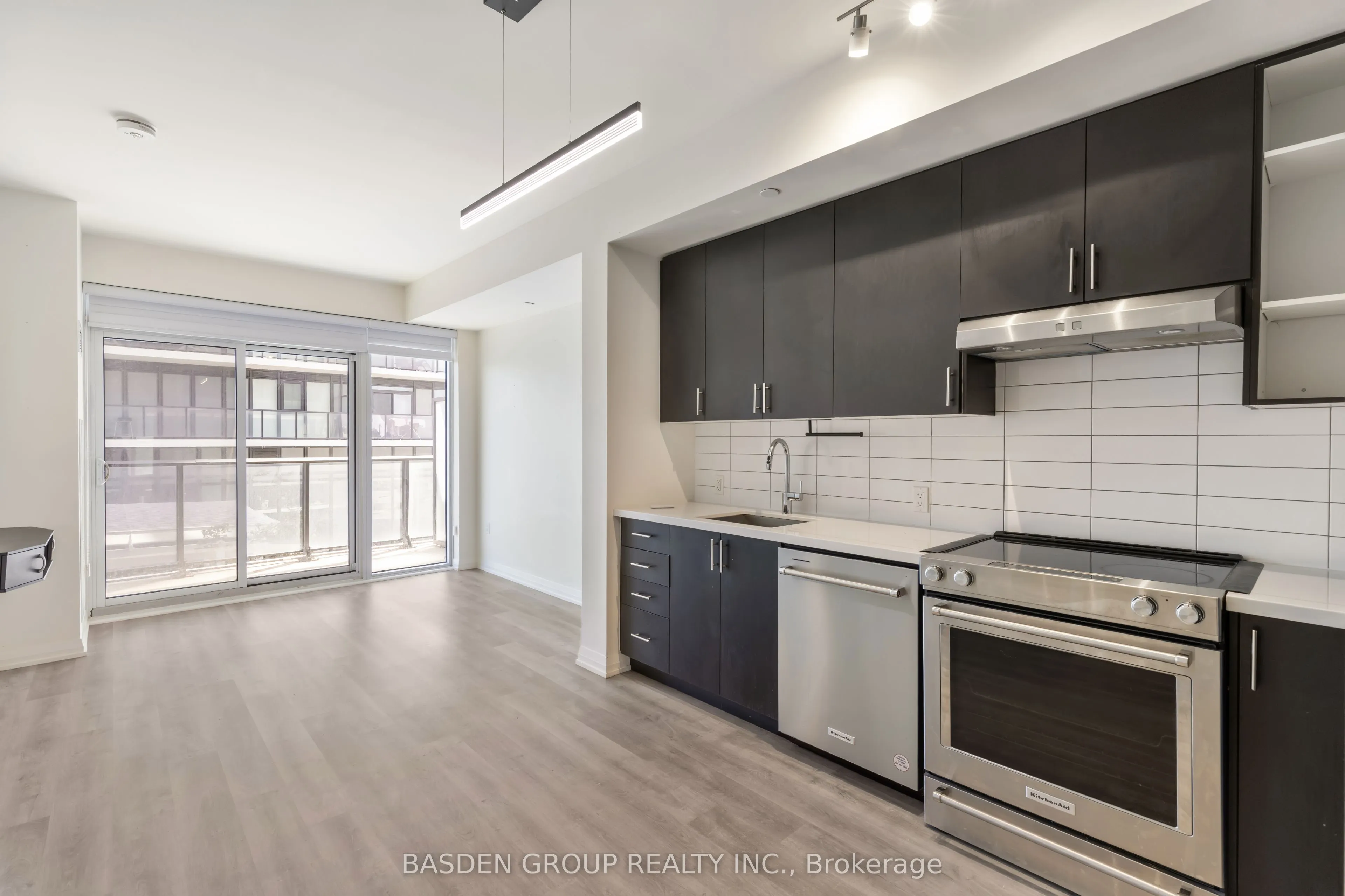 9000 Jane Street, #814