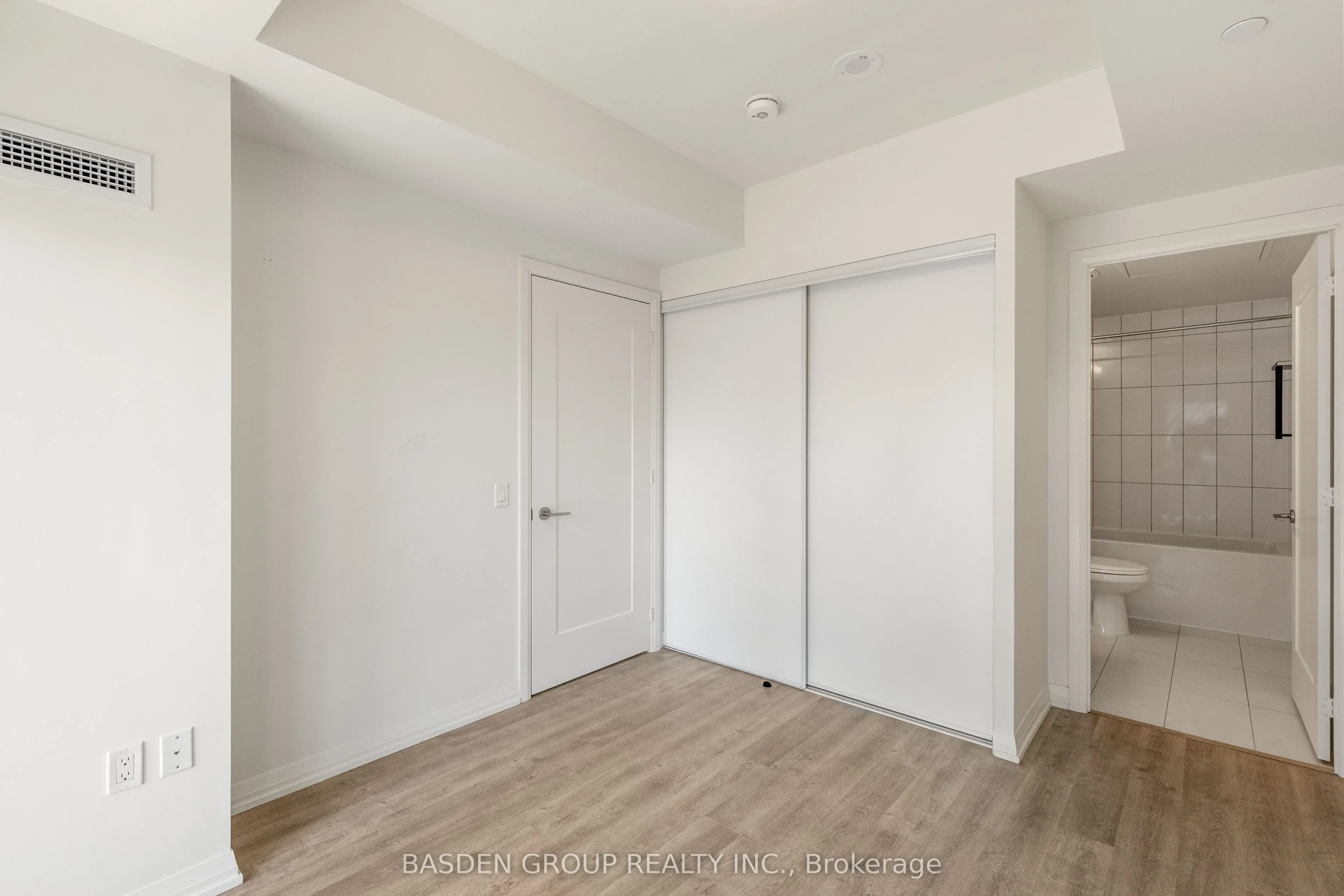 9000 Jane Street, #814