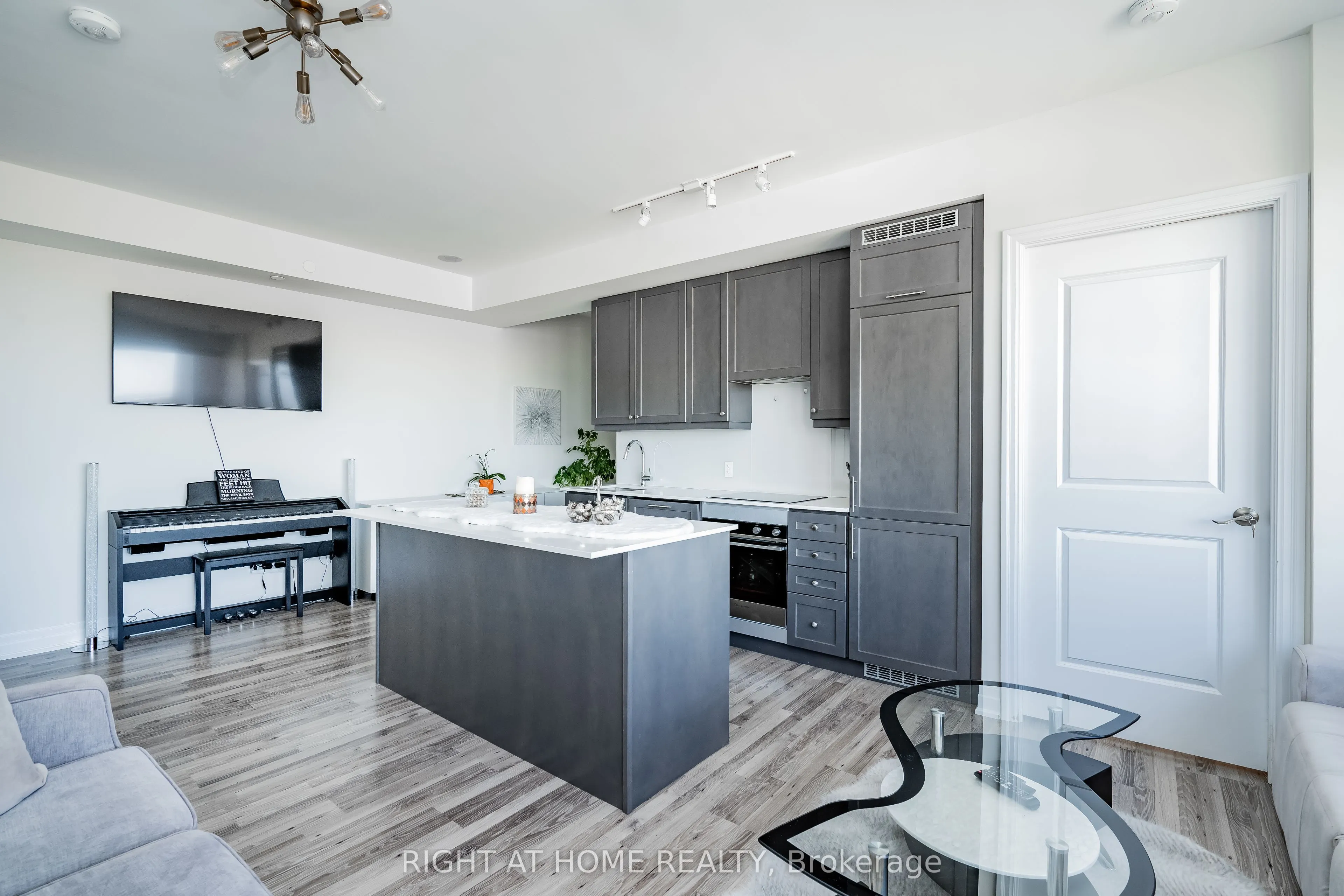 9075 Jane Street, #2309