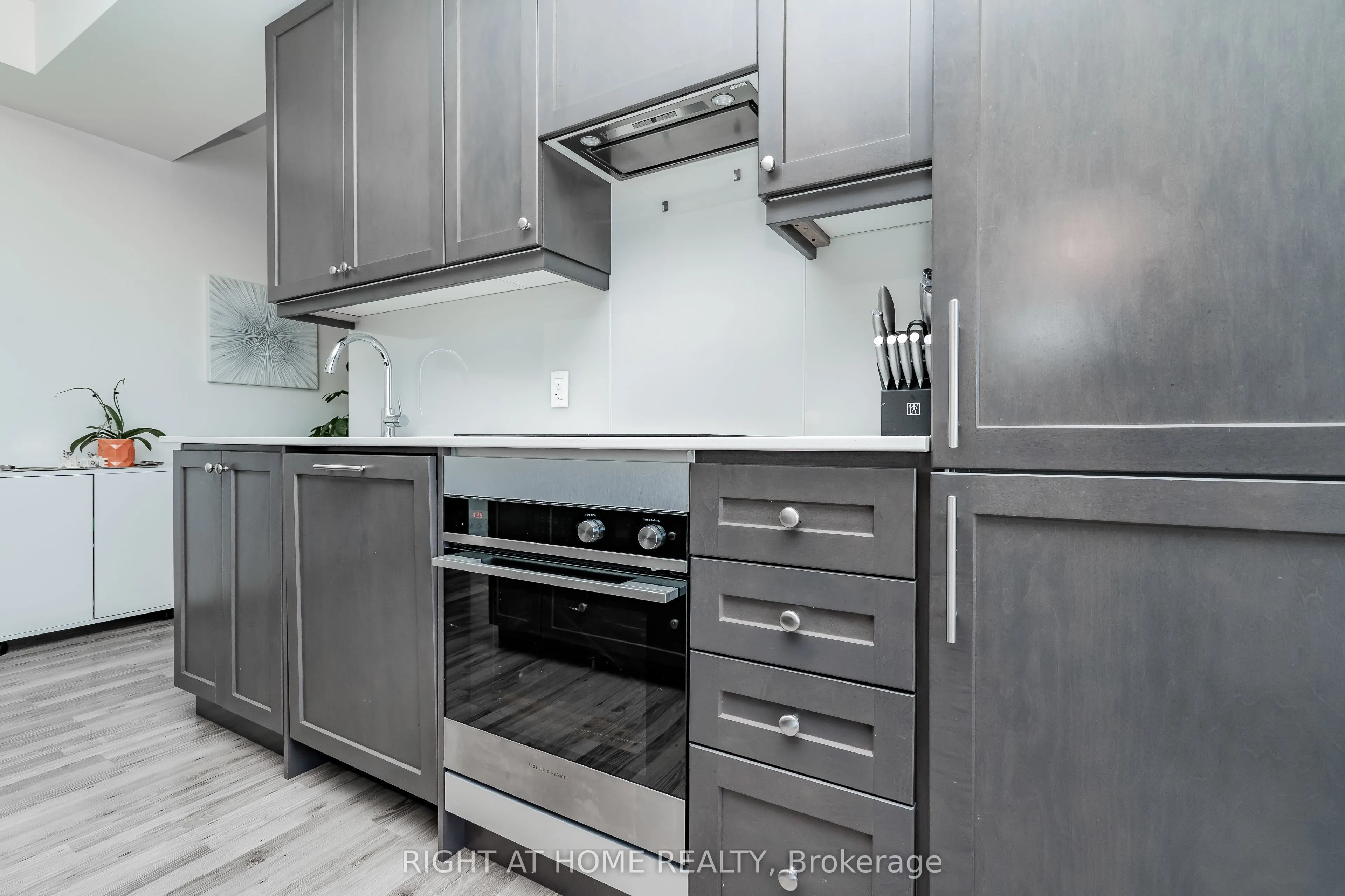 9075 Jane Street, #2309
