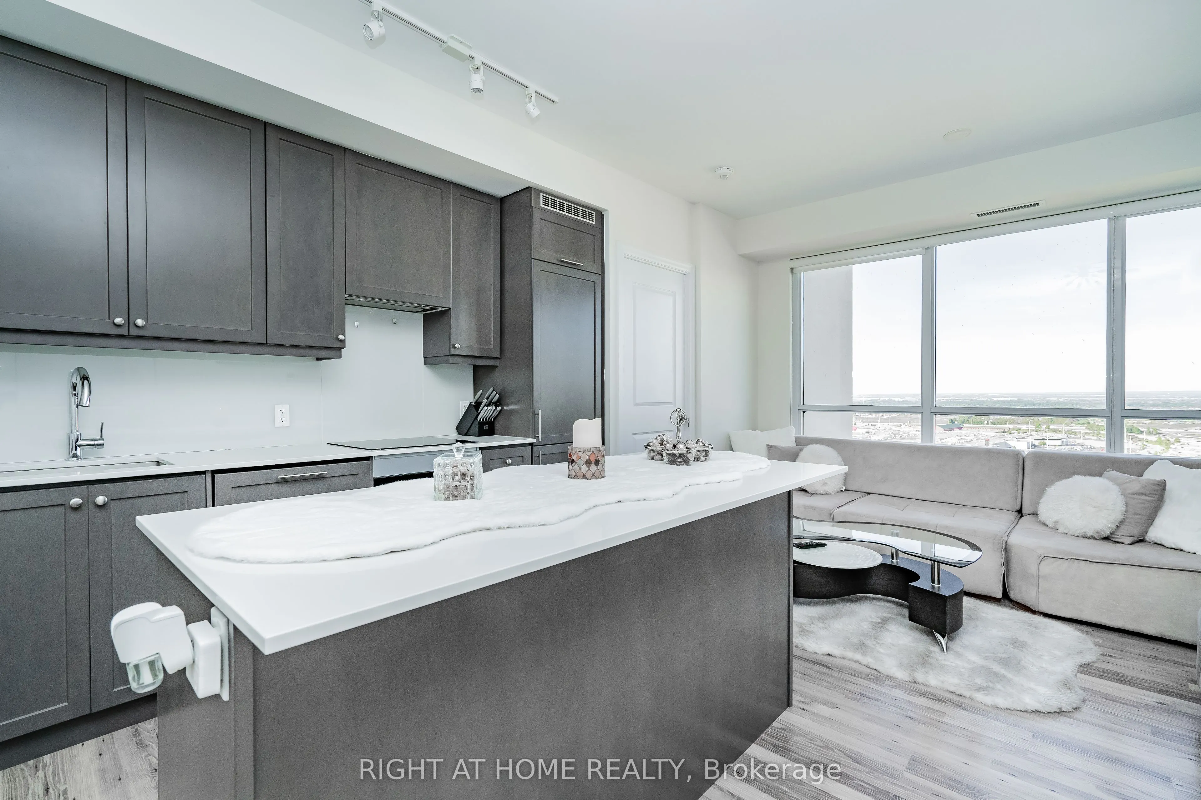 9075 Jane Street, #2309