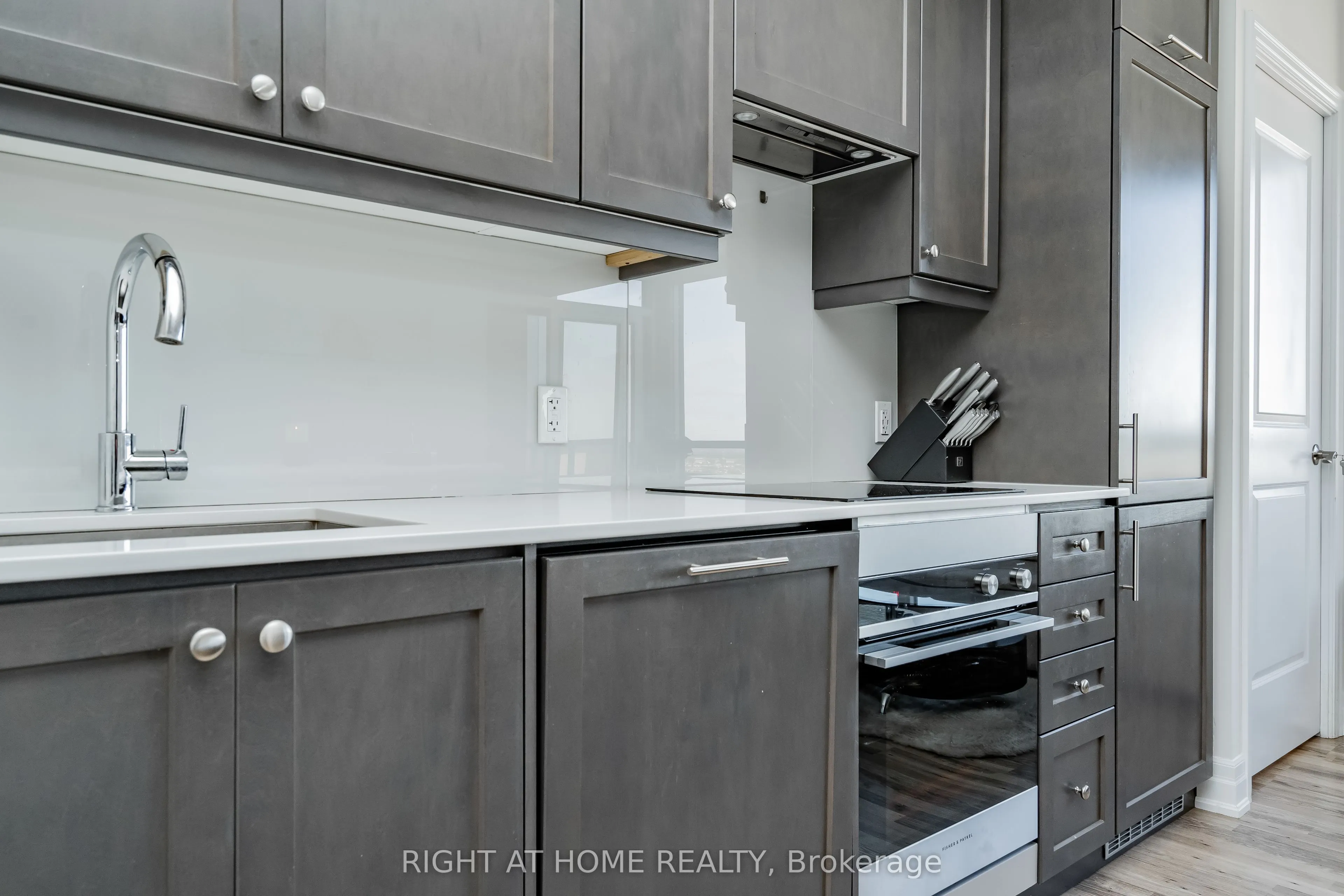 9075 Jane Street, #2309
