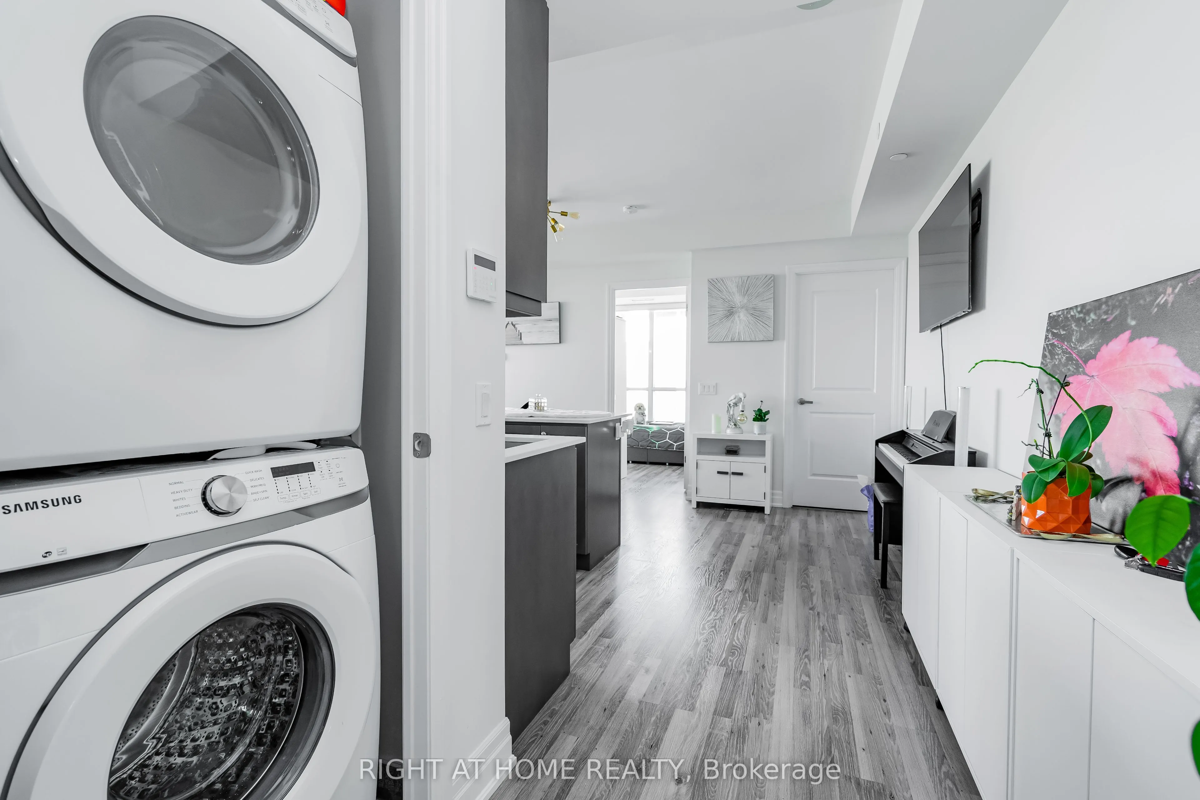 9075 Jane Street, #2309