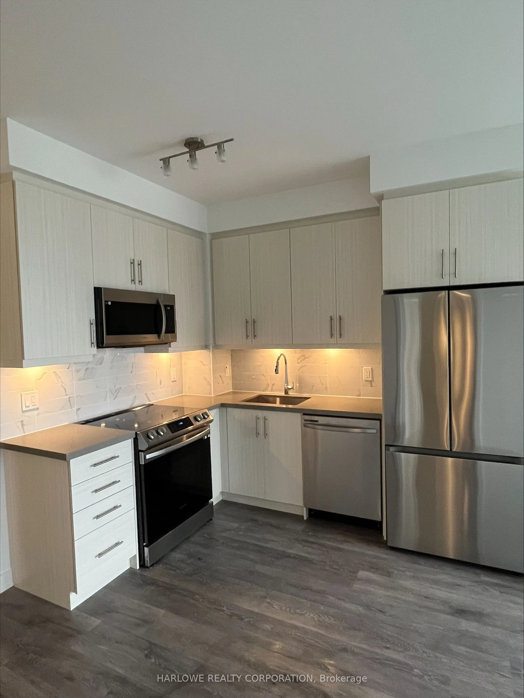 105 Oneida Crescent, #901