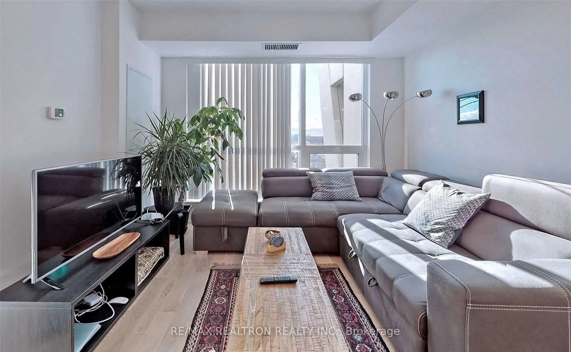 9201 yonge Street, #2105