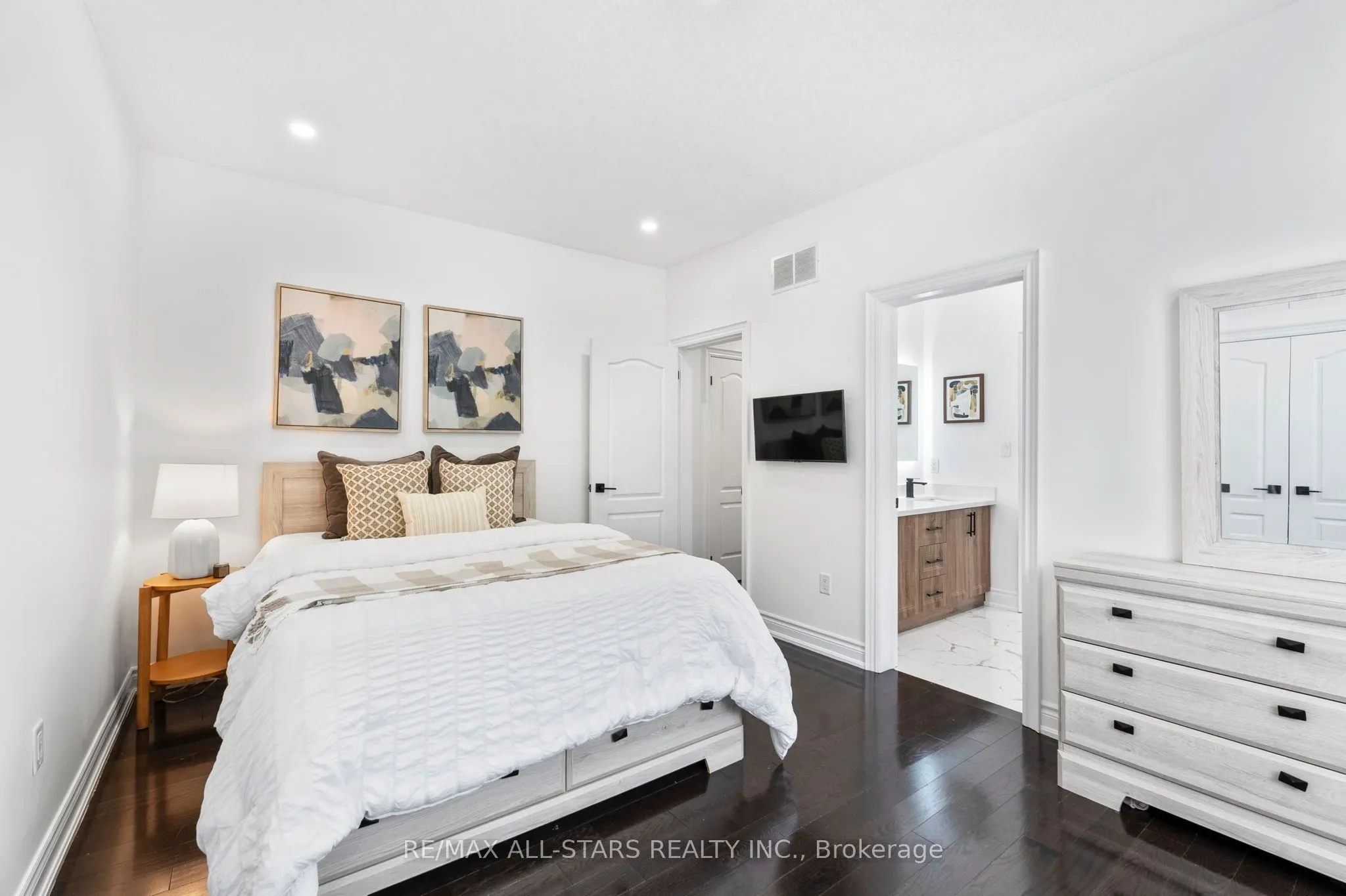 21 Country Club Crescent