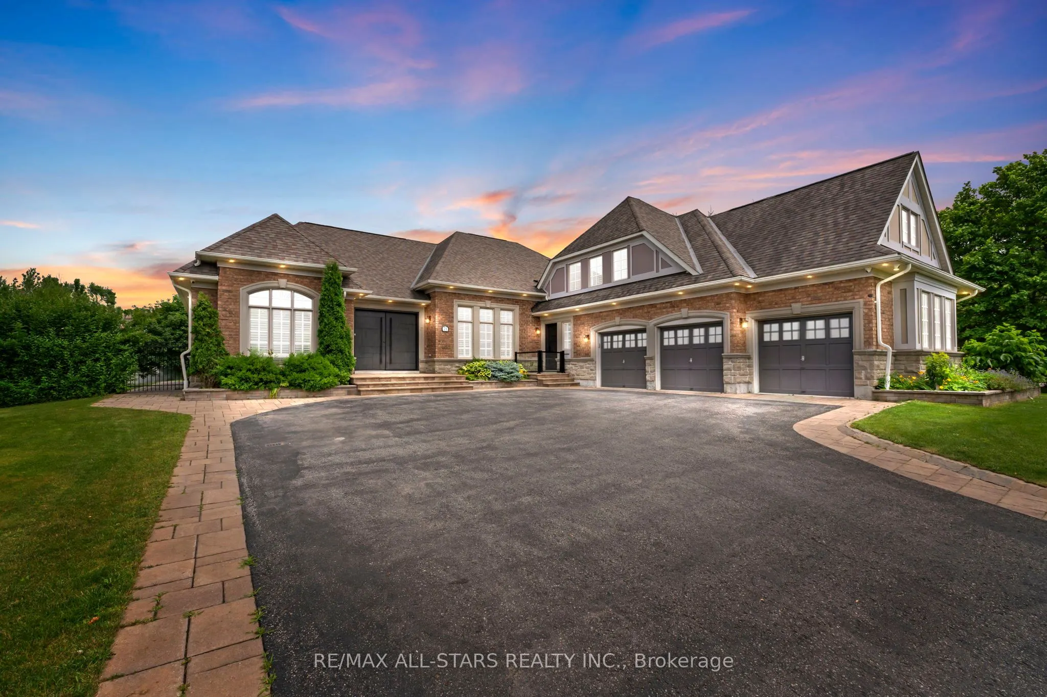 21 Country Club Crescent