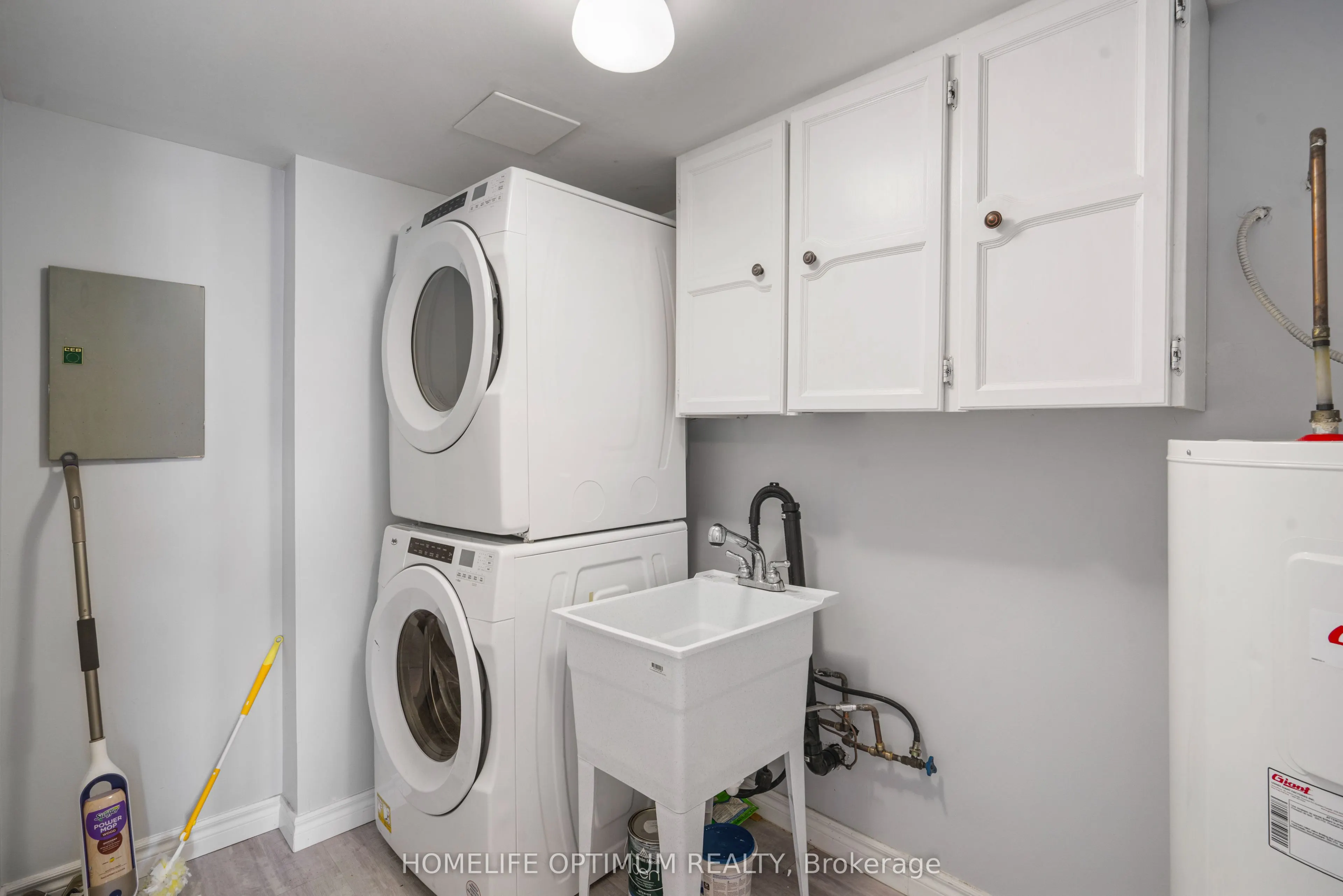40 William Roe Boulevard W, #910