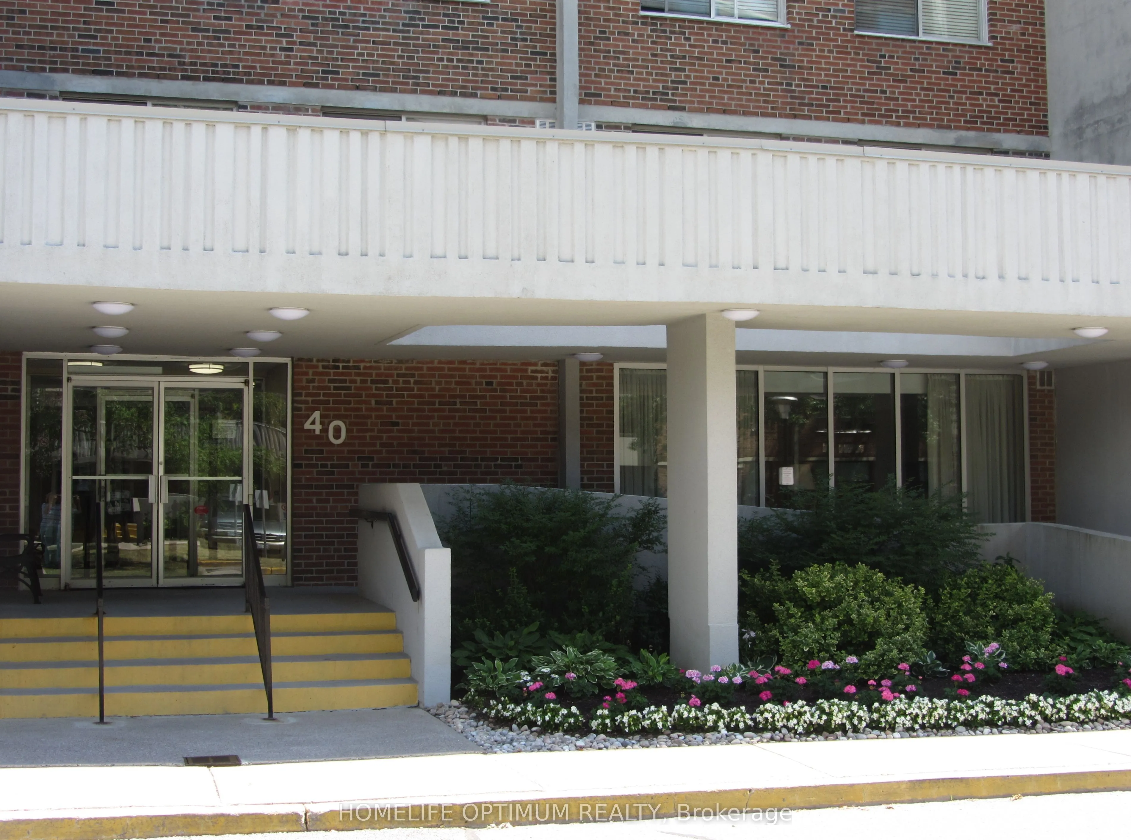 40 William Roe Boulevard W, #910