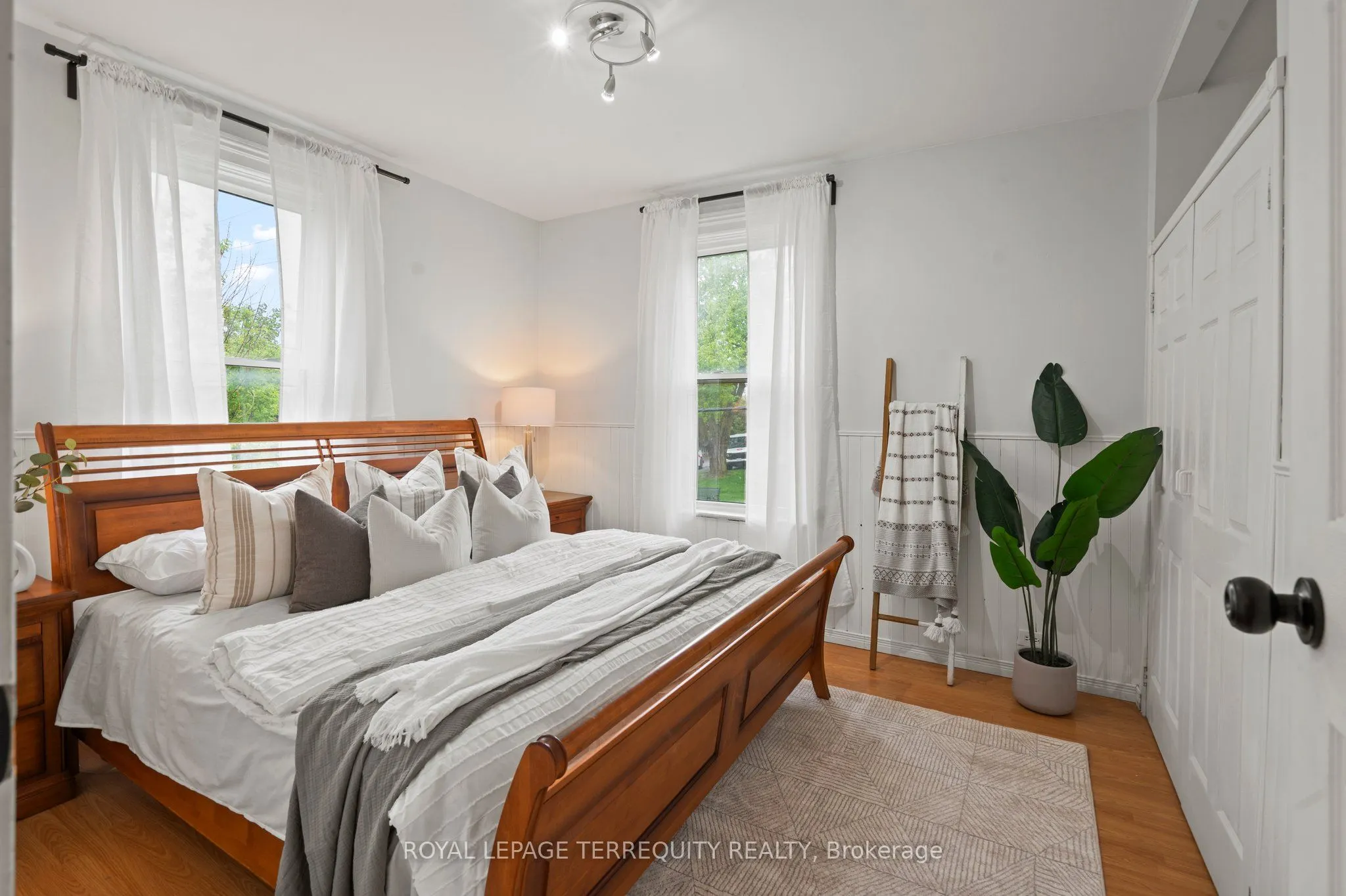 21 Albert Street S