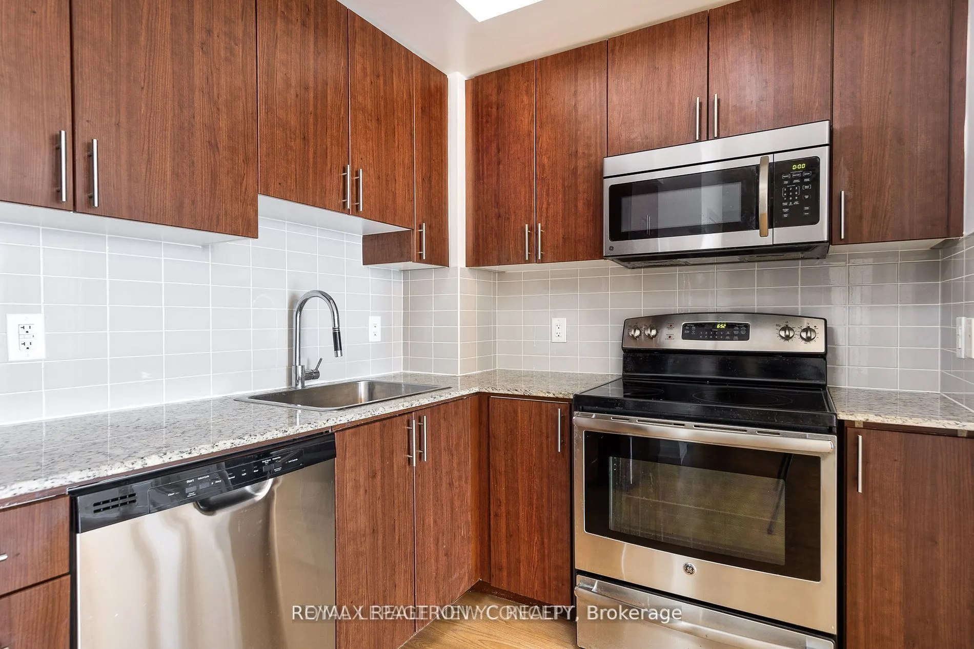 7171 Yonge Street, #2215