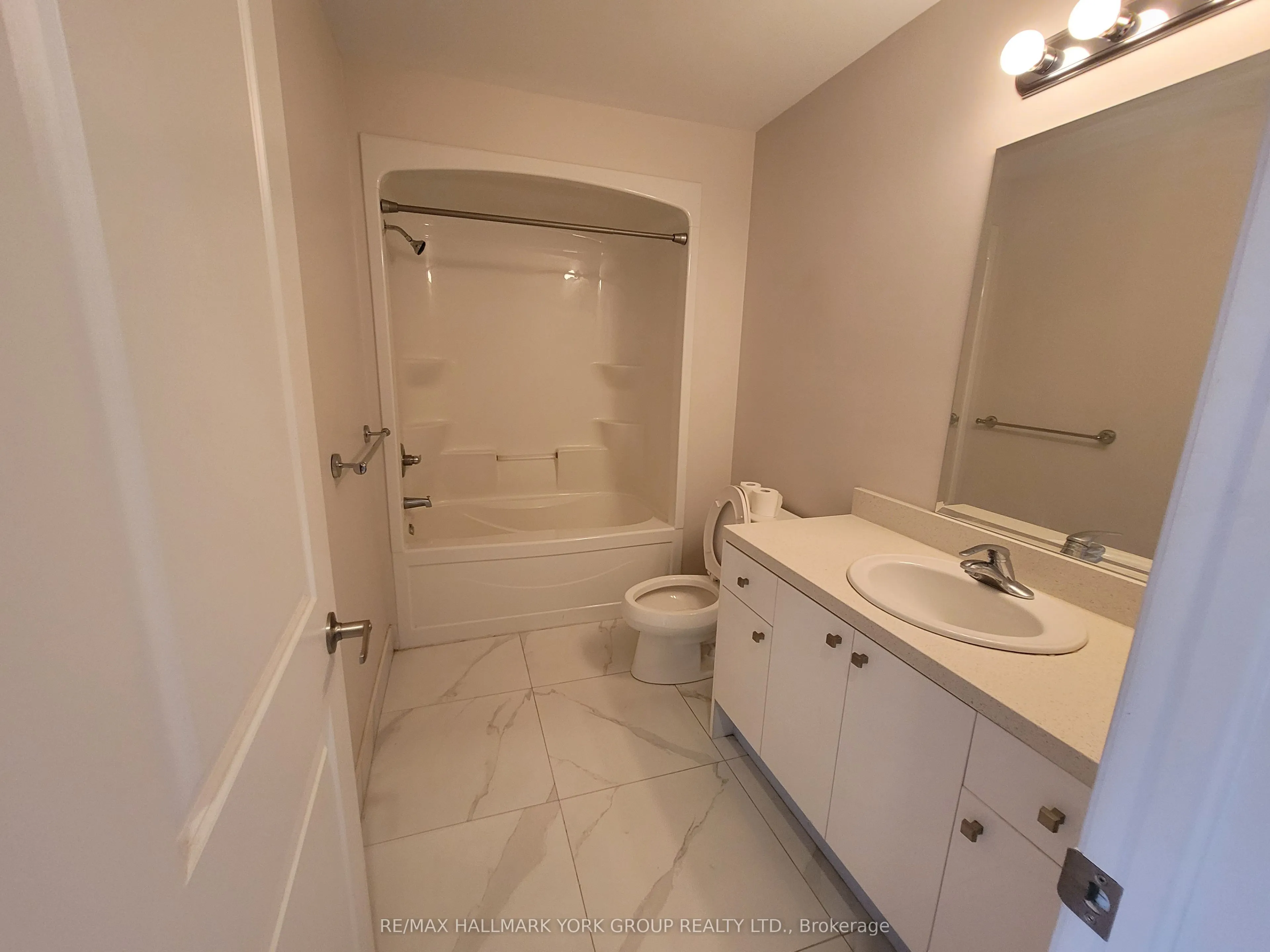 32 Wellington Street E, #308