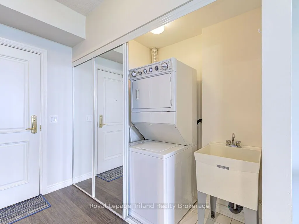 9245 Jane Street N, #814