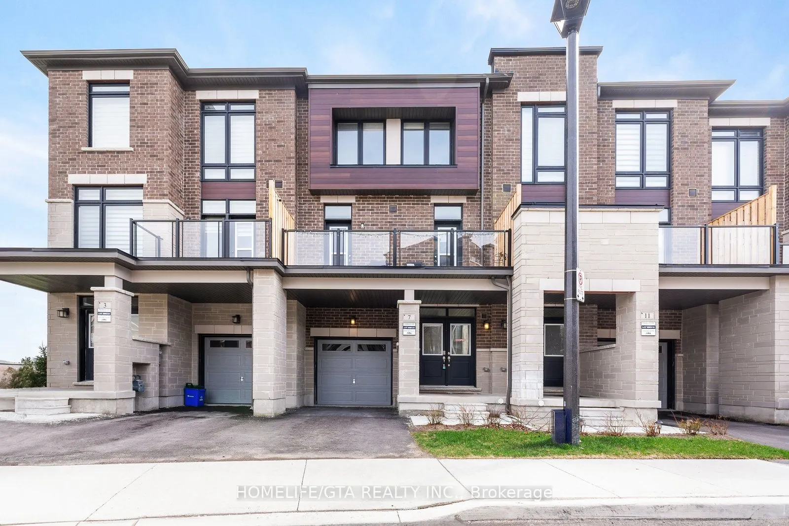 7 Holyrood Crescent
