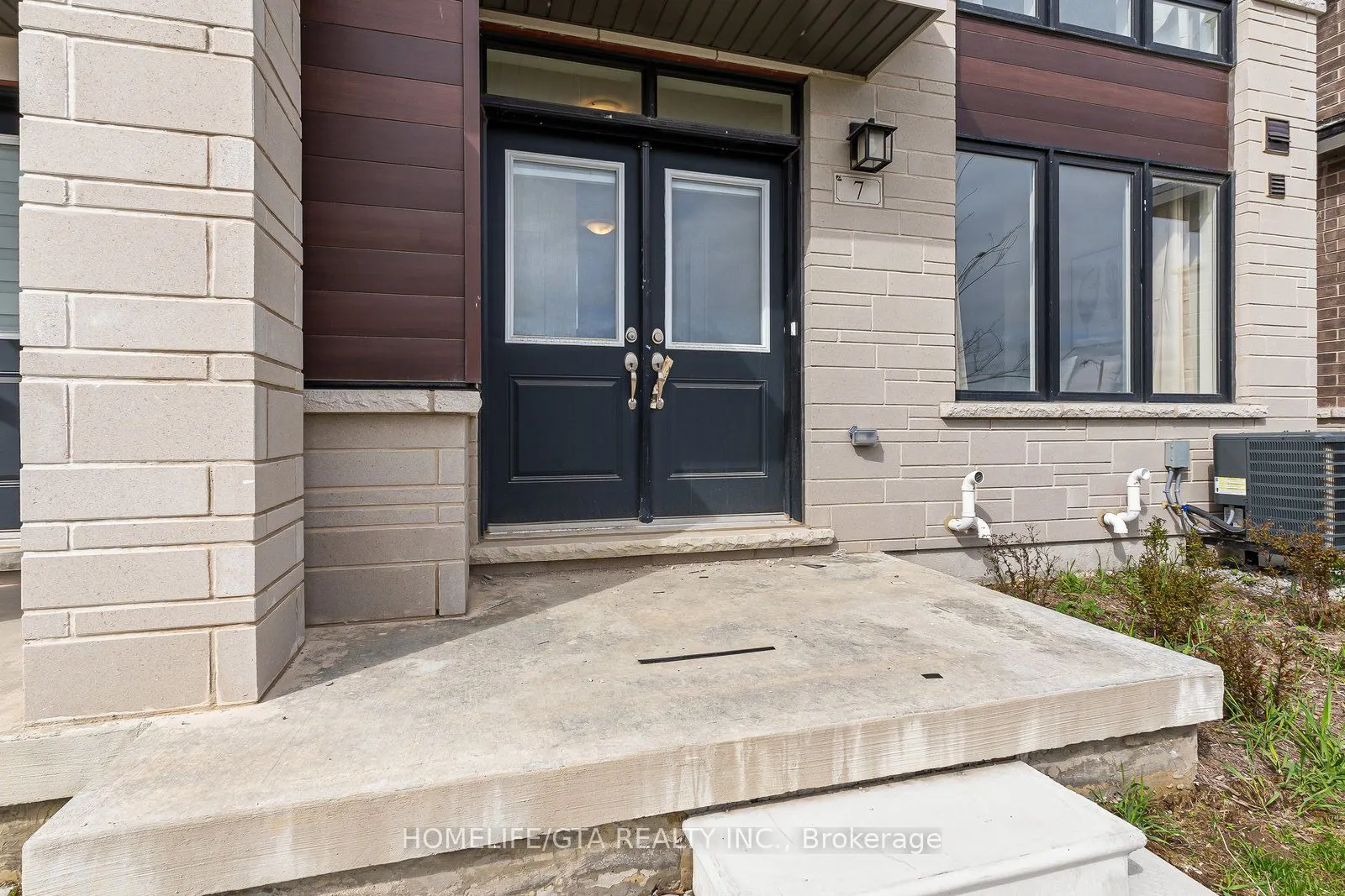 7 Holyrood Crescent