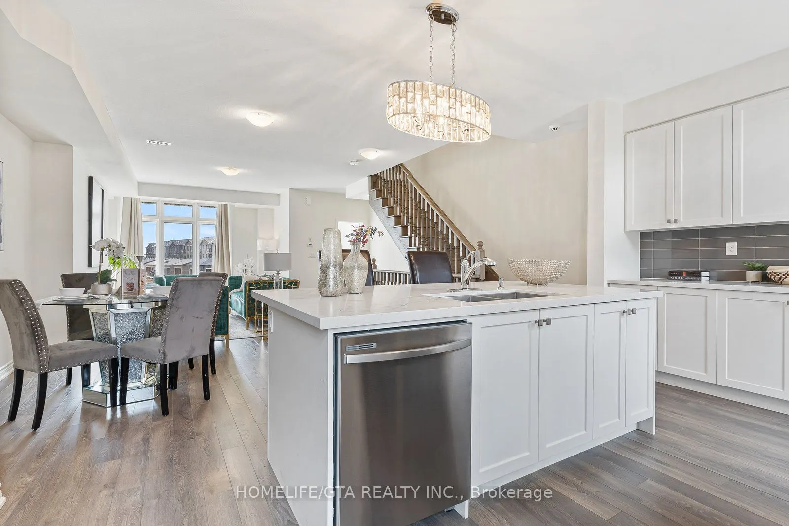 7 Holyrood Crescent