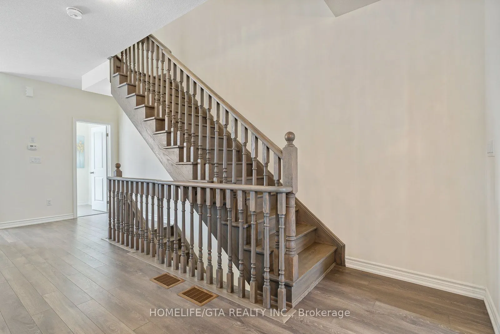 7 Holyrood Crescent