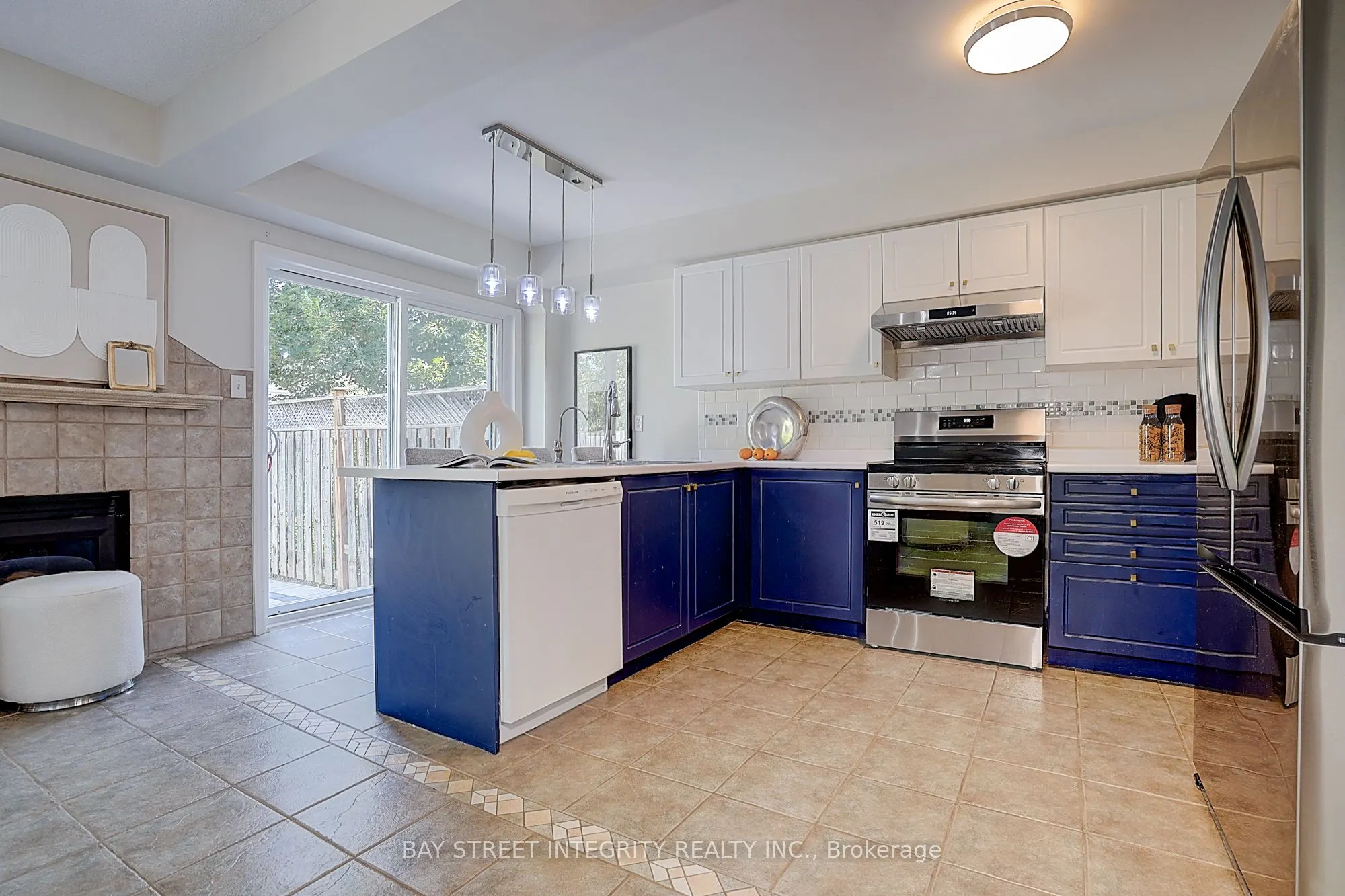 583 Heddle Crescent