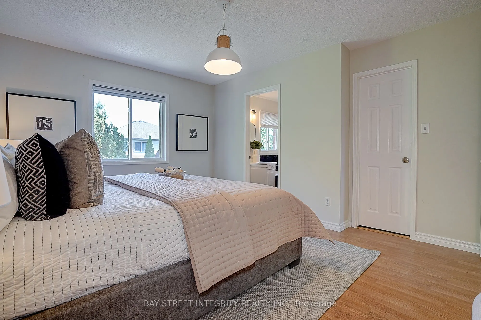 583 Heddle Crescent