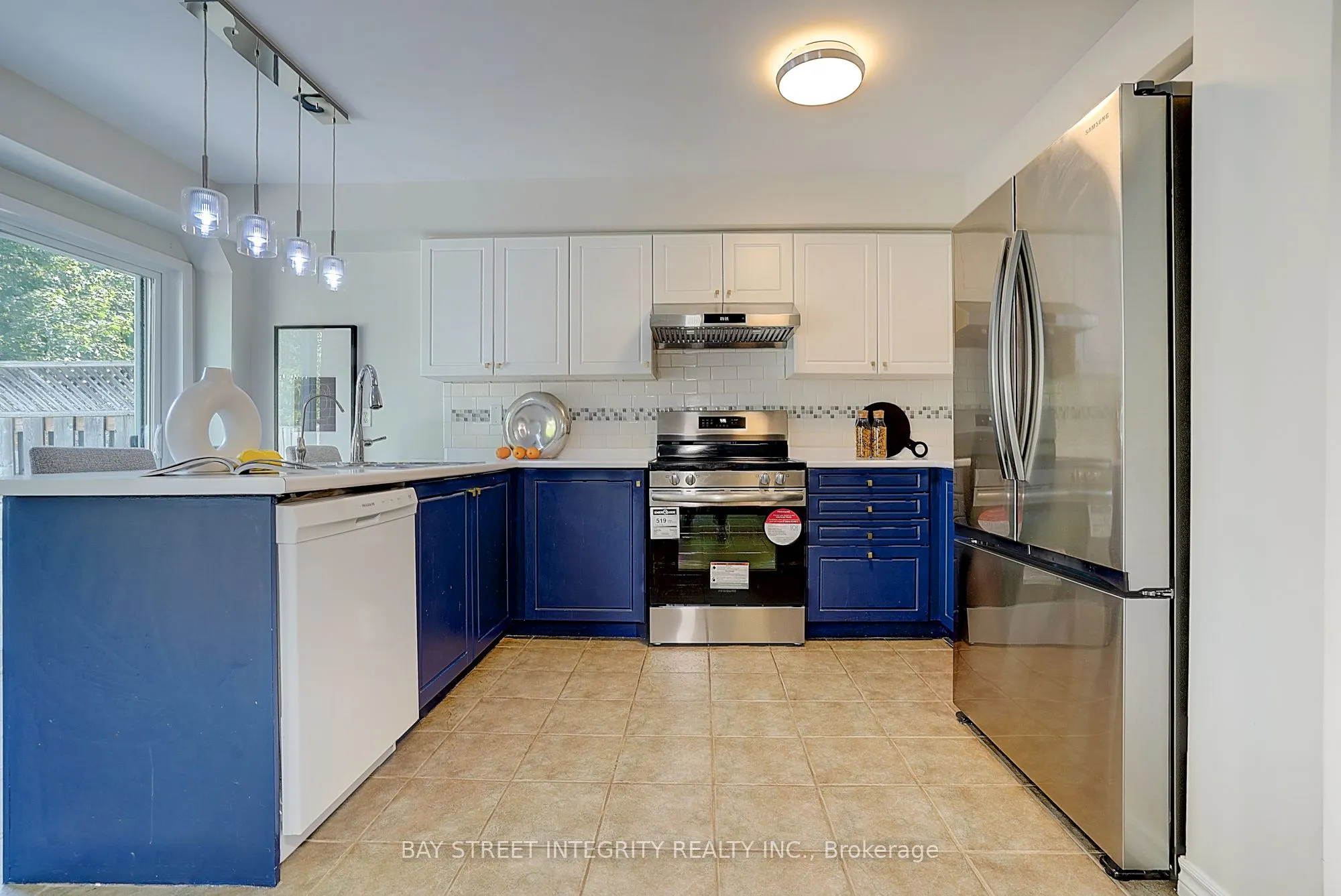 583 Heddle Crescent