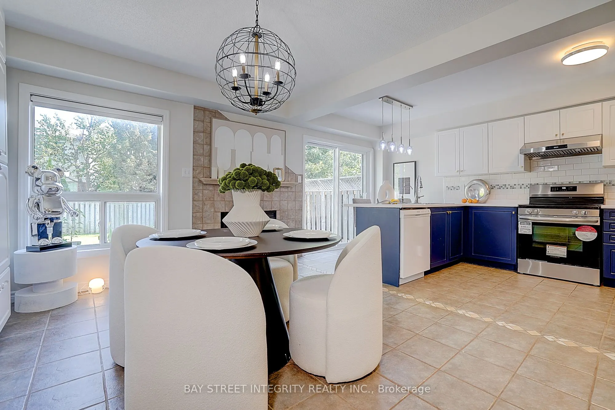 583 Heddle Crescent