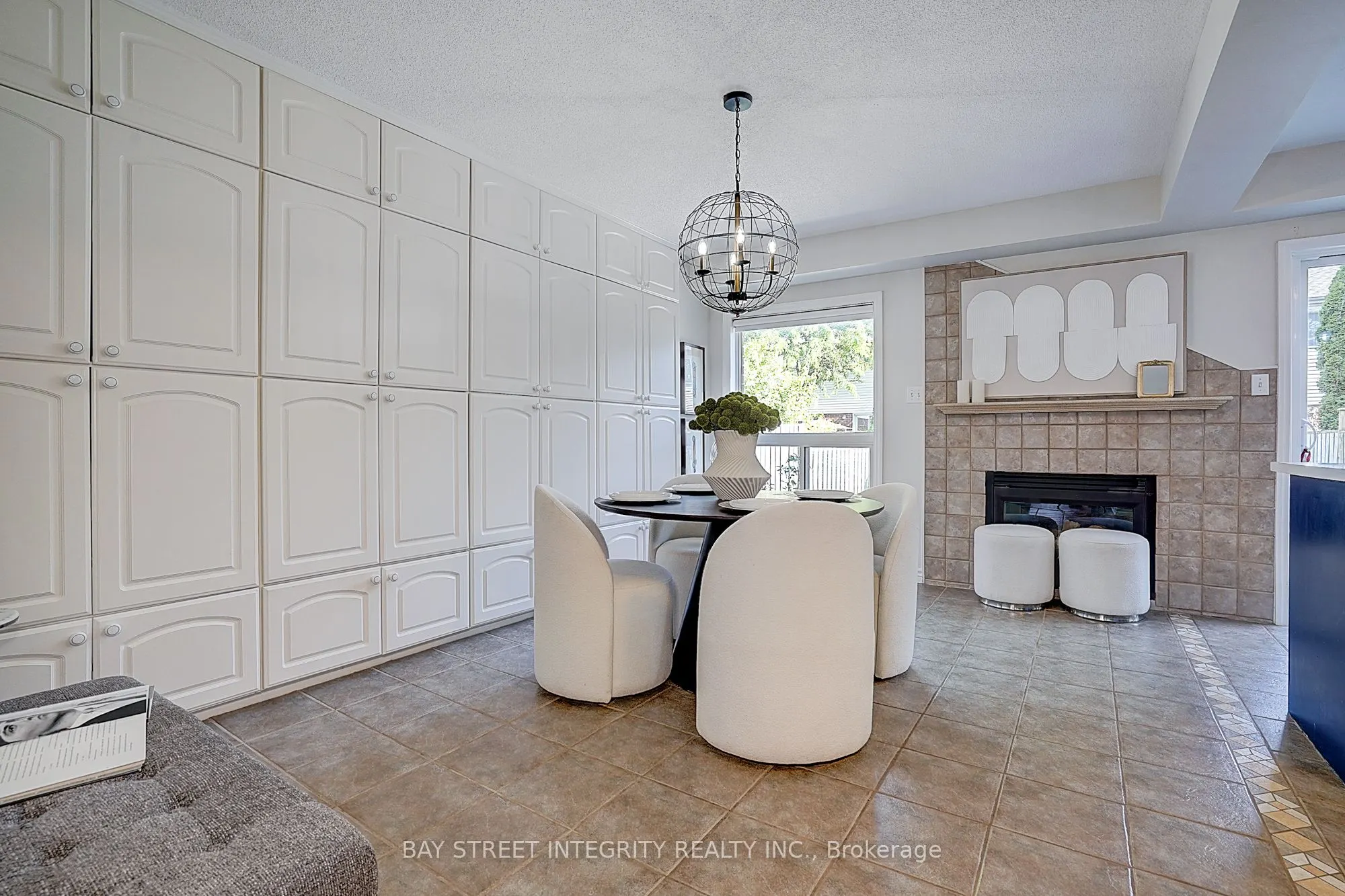 583 Heddle Crescent