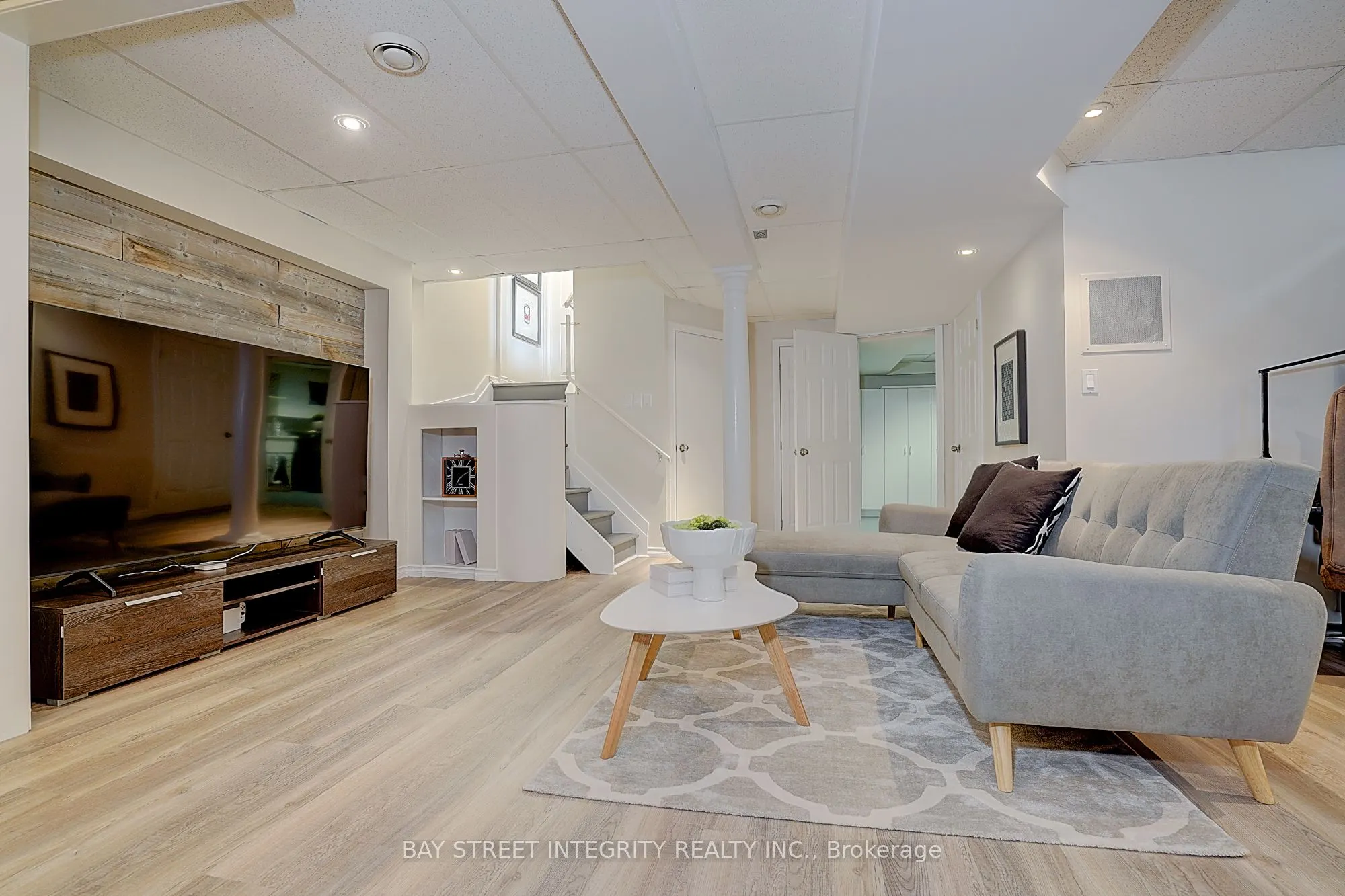 583 Heddle Crescent