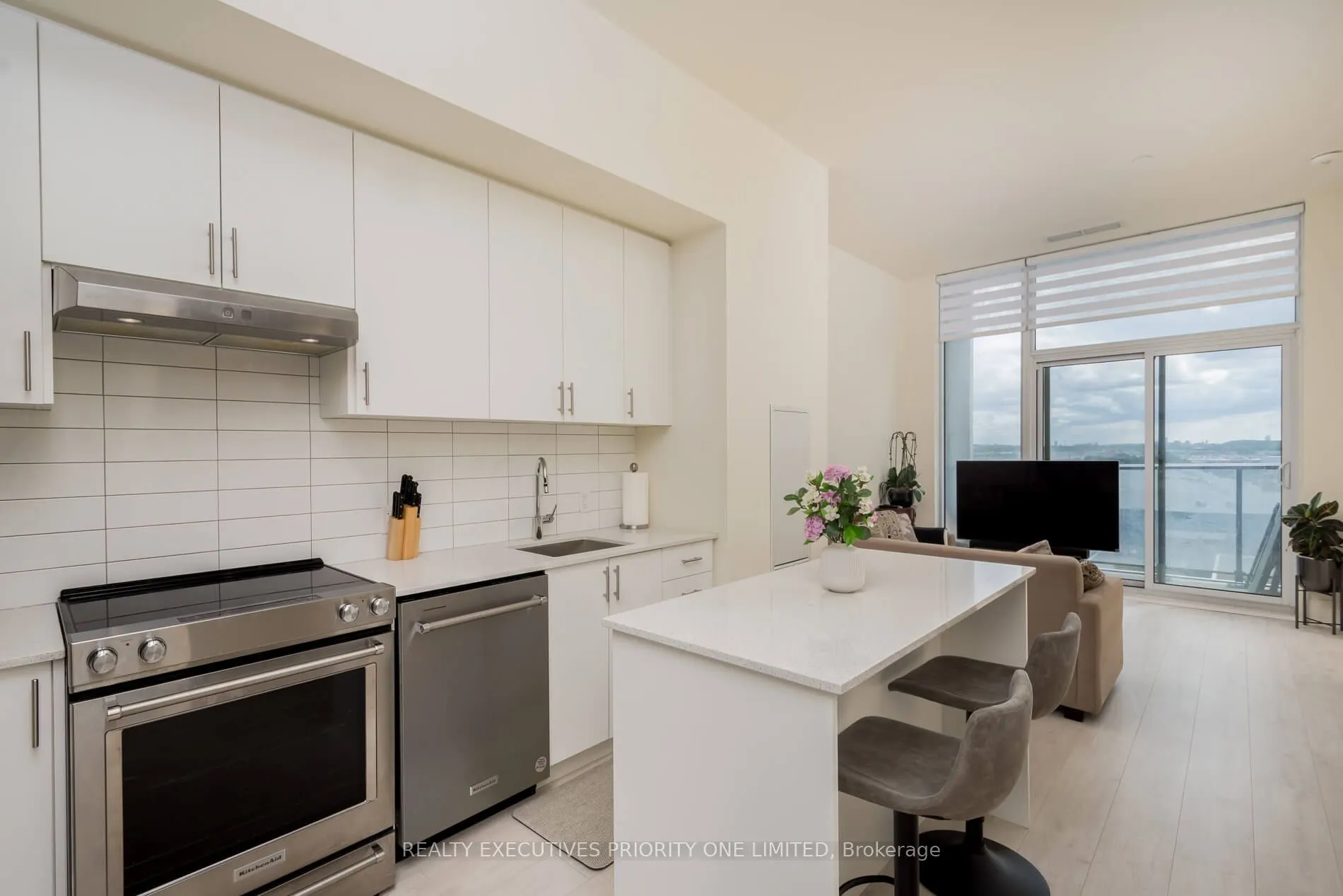 9000 Jane Street, #707