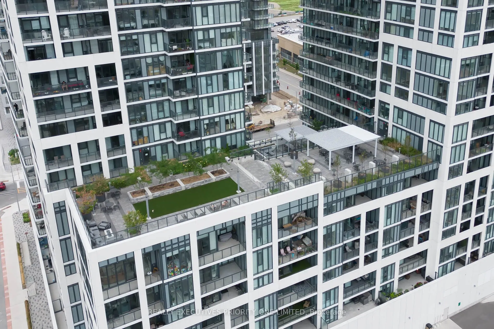 9000 Jane Street, #707