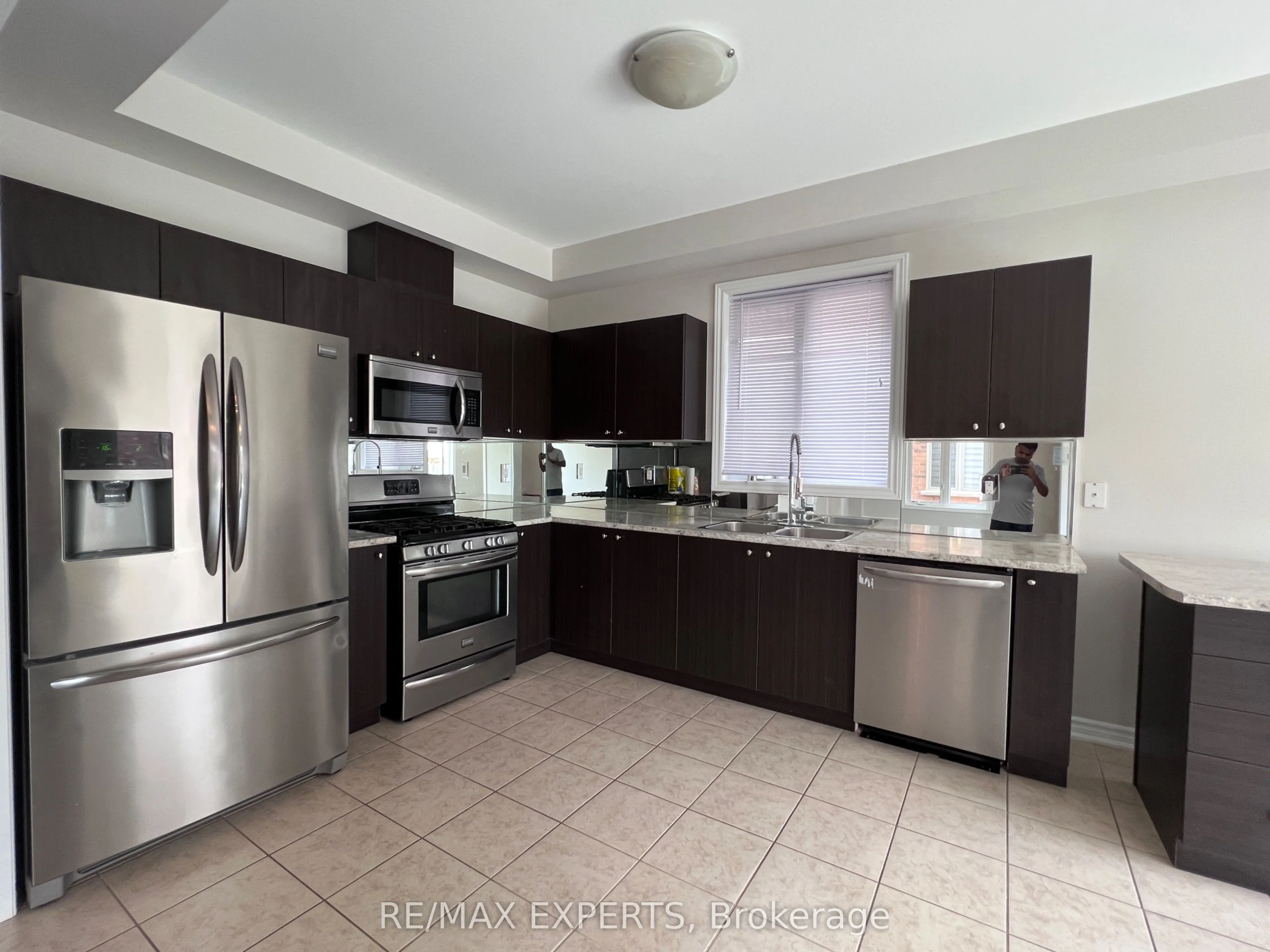 2205 Dawson Crescent