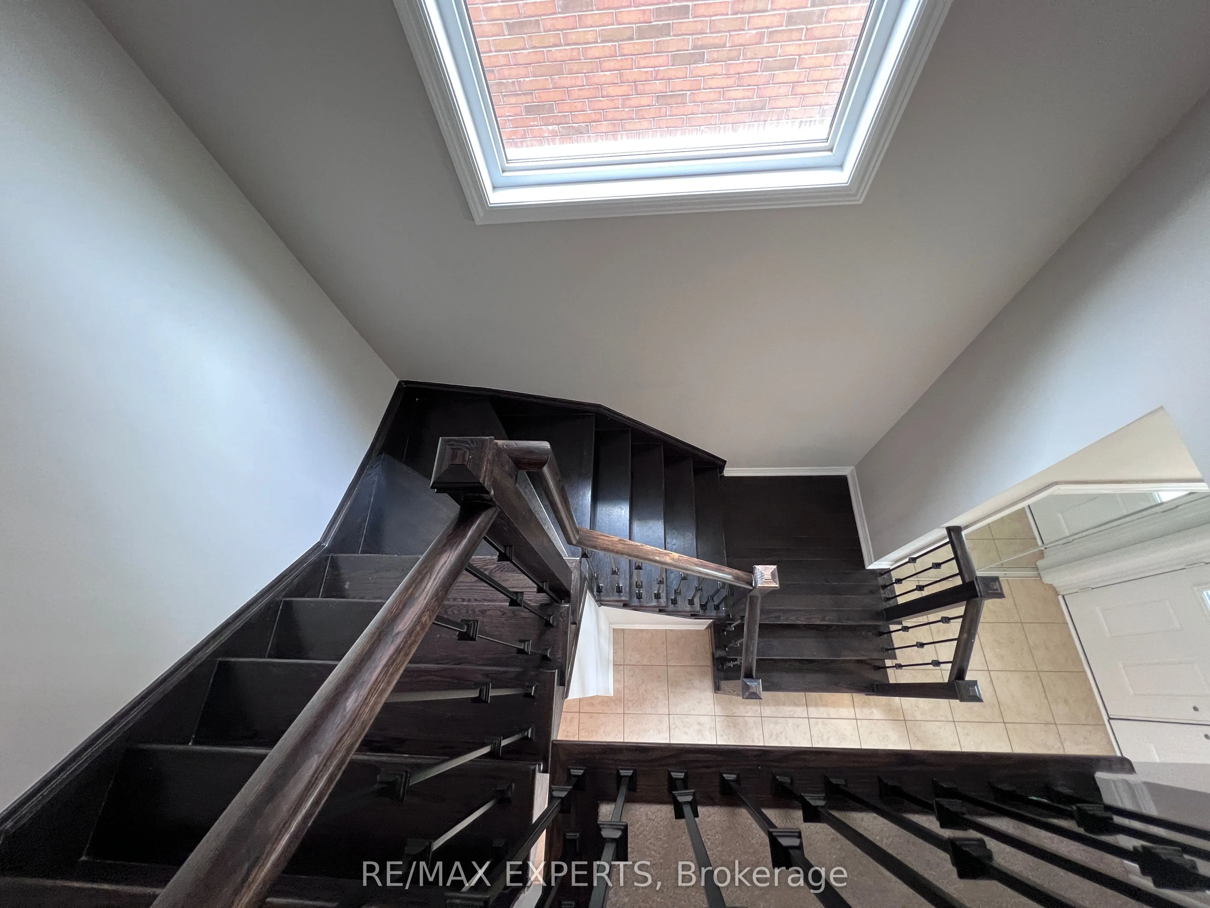 2205 Dawson Crescent