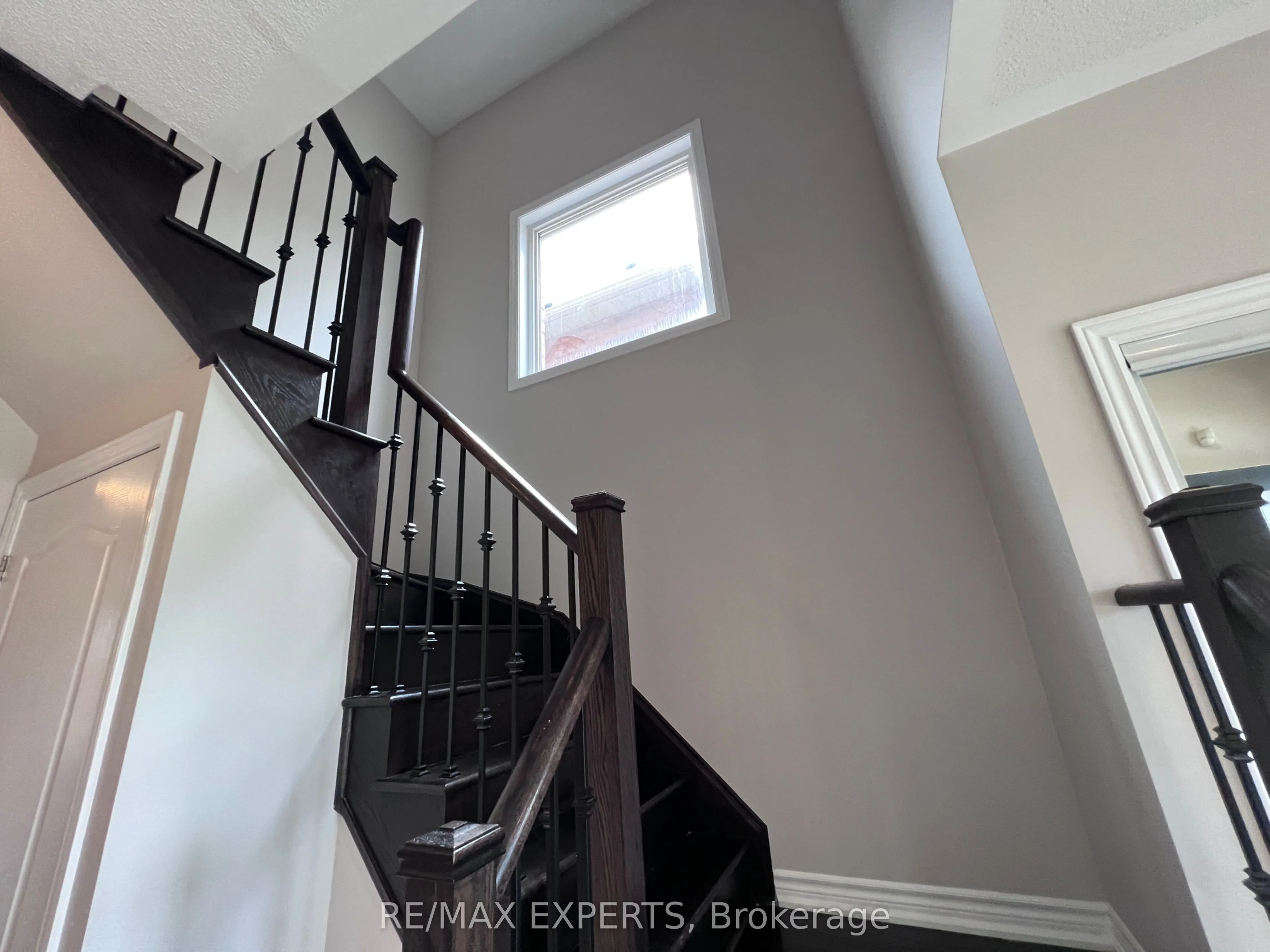 2205 Dawson Crescent