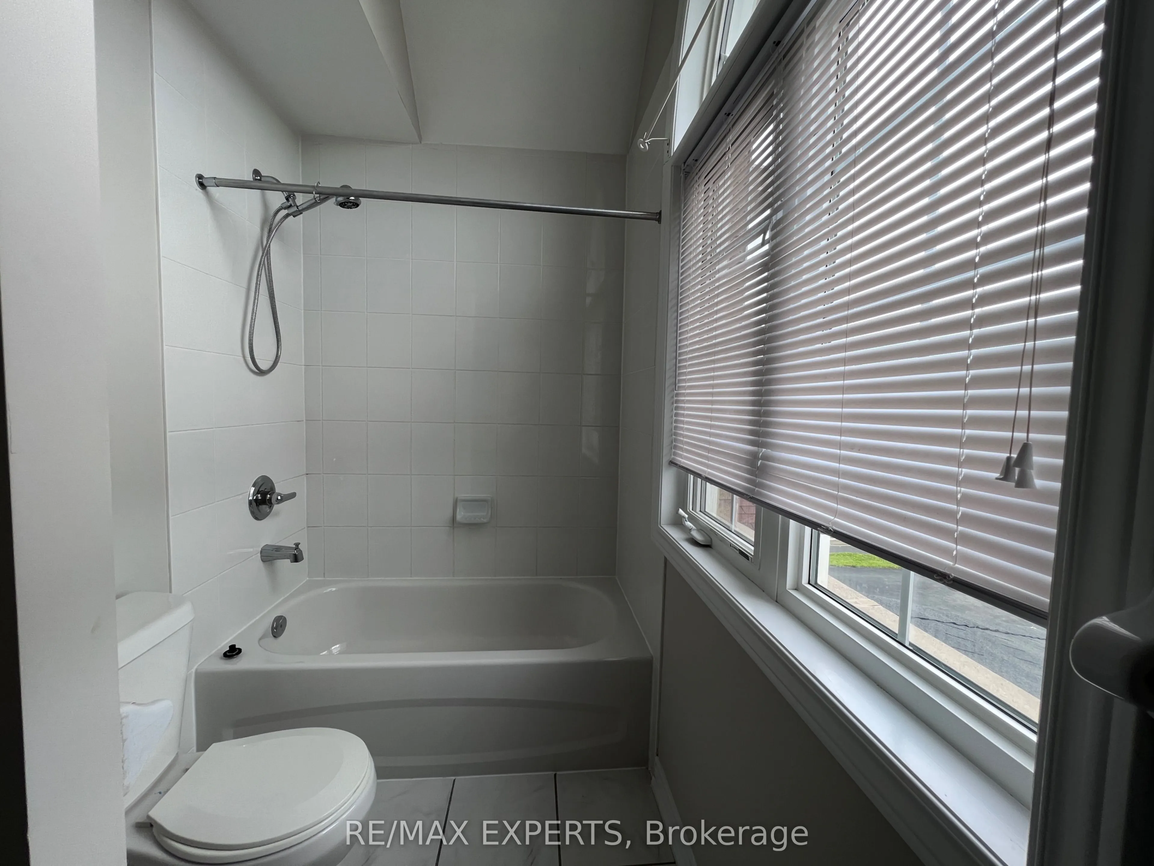 2205 Dawson Crescent