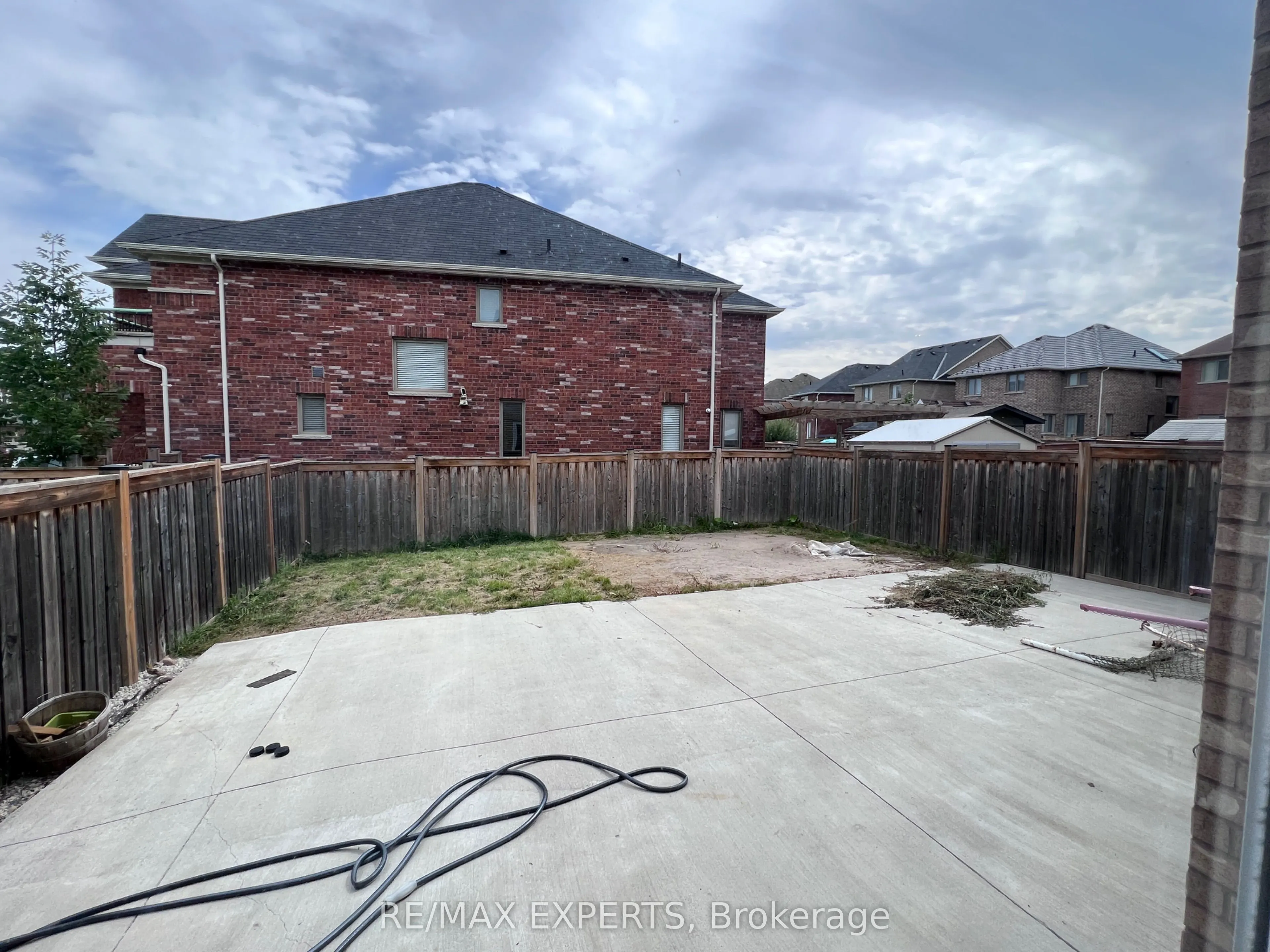 2205 Dawson Crescent