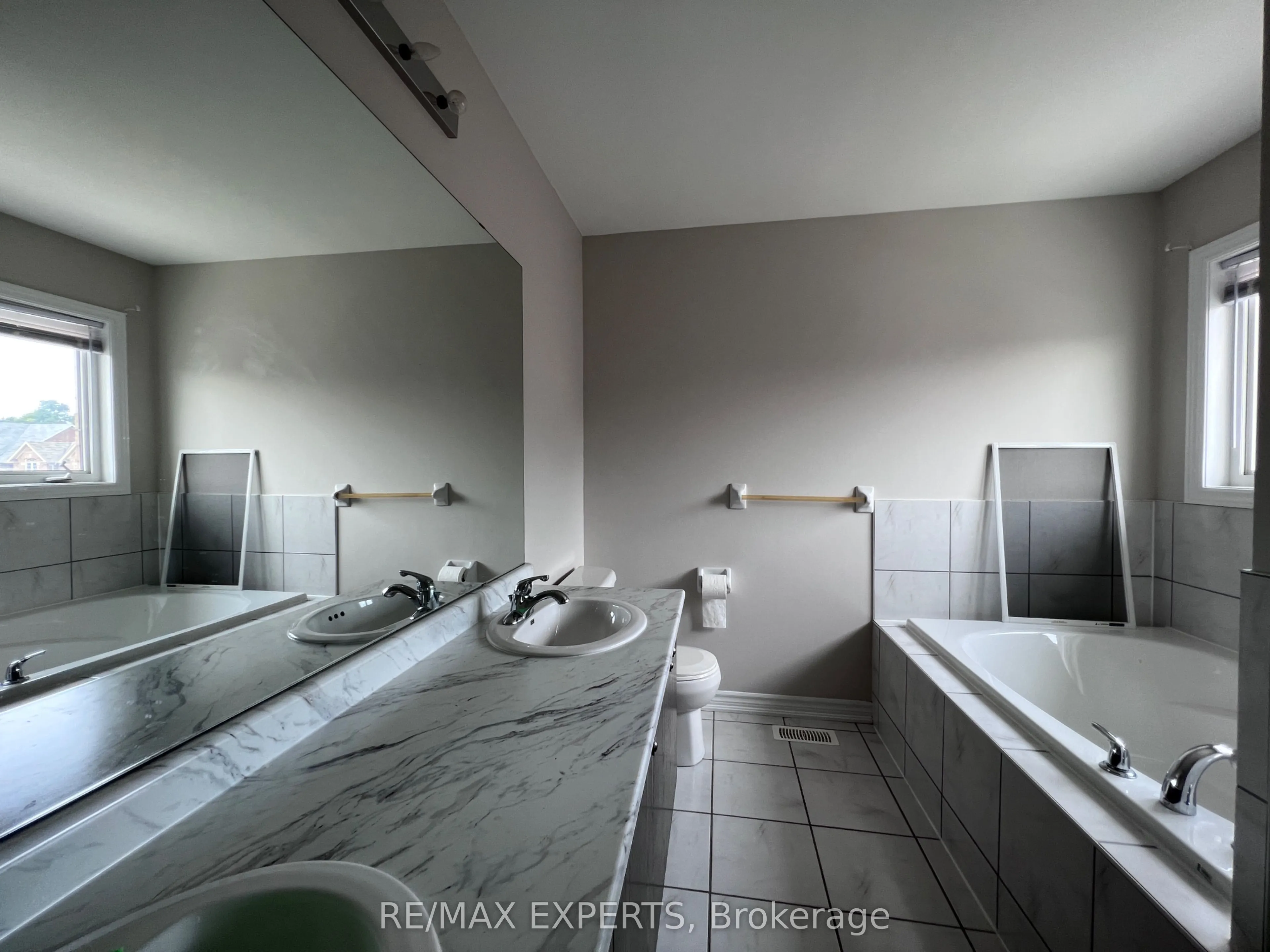 2205 Dawson Crescent