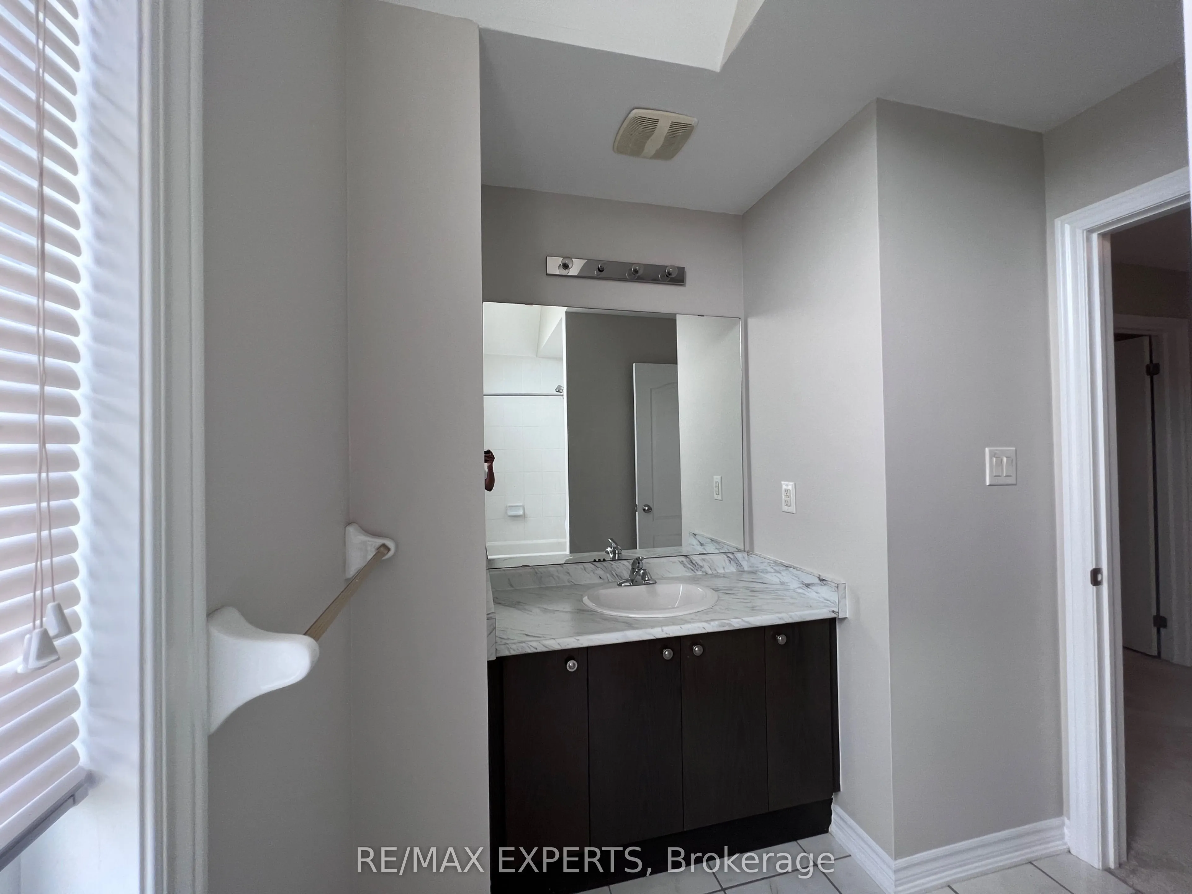 2205 Dawson Crescent