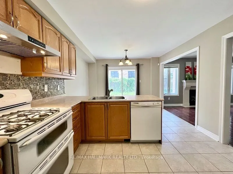 863 Oaktree Crescent