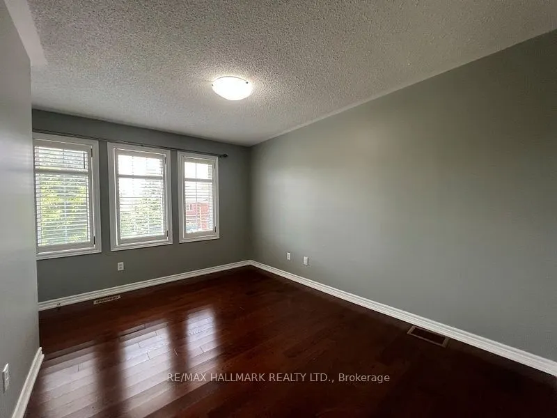 863 Oaktree Crescent