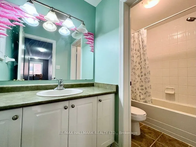 863 Oaktree Crescent