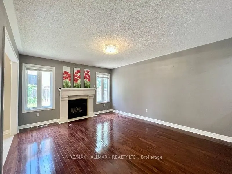 863 Oaktree Crescent