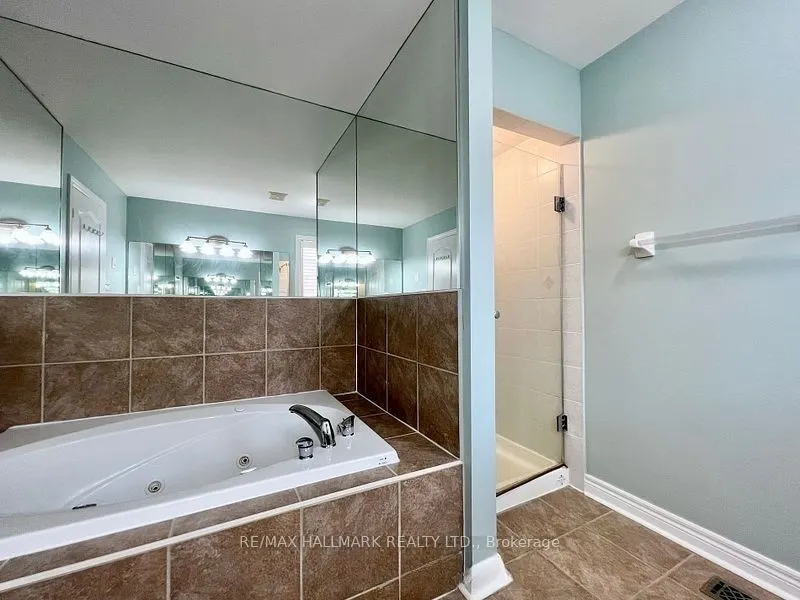 863 Oaktree Crescent