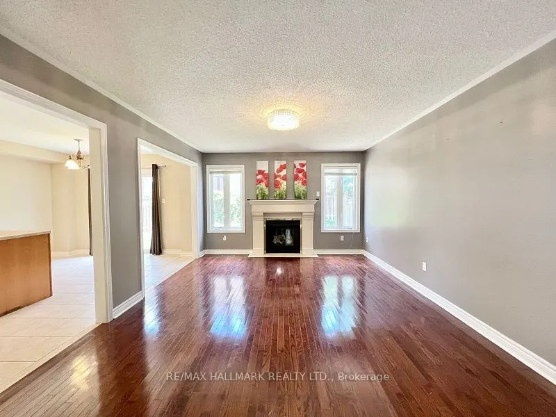 863 Oaktree Crescent