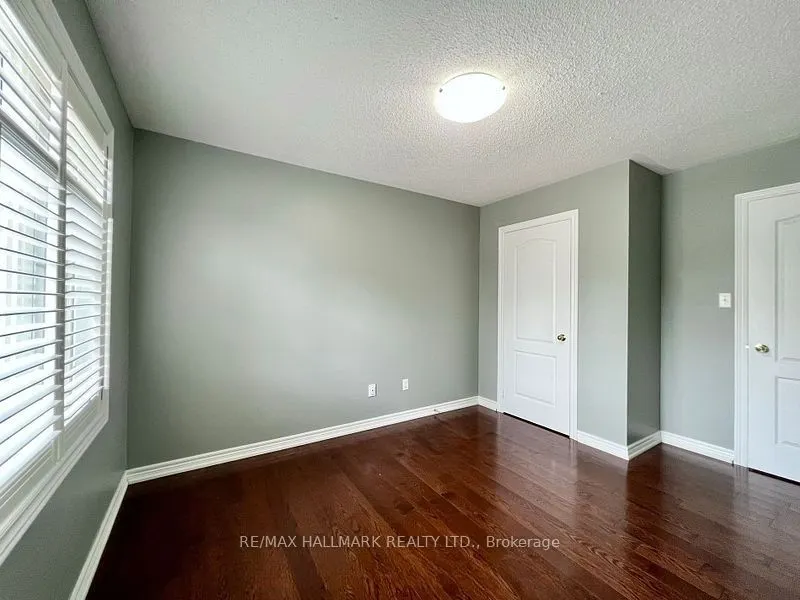 863 Oaktree Crescent